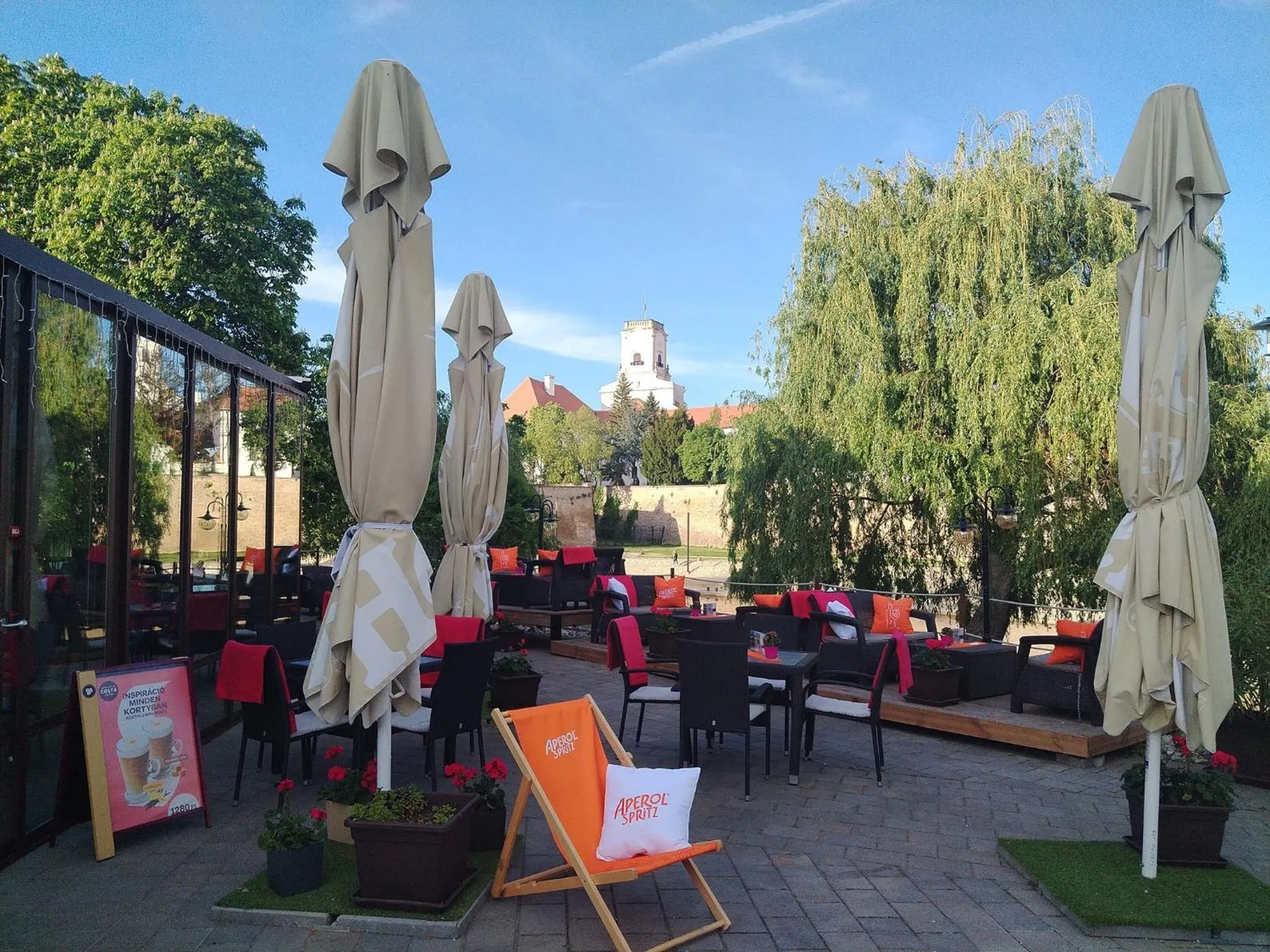 Arany Szarvas Fogadó és Captain Drakes Pub