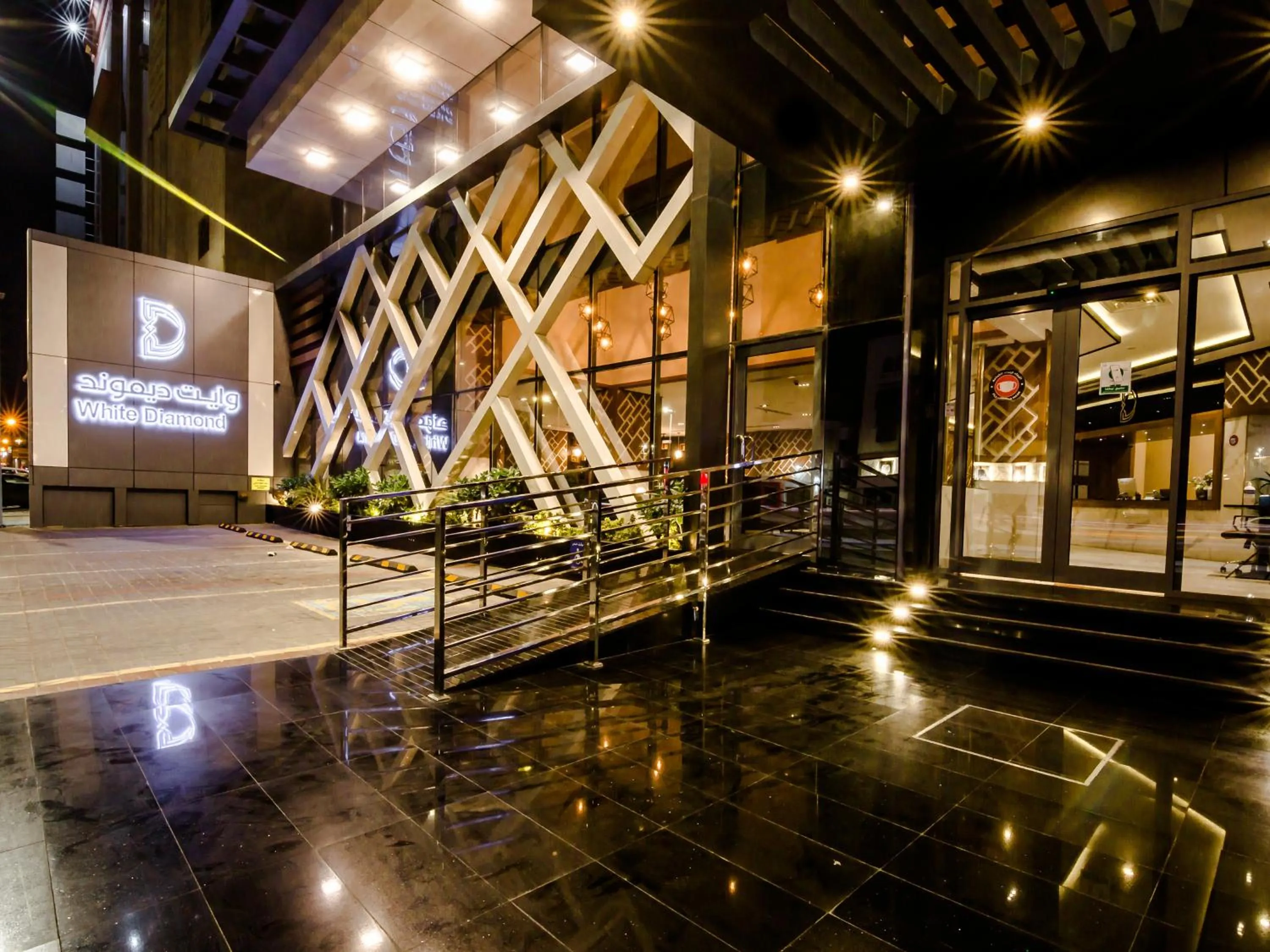 Facade/entrance in White Diamond Hotel Sari