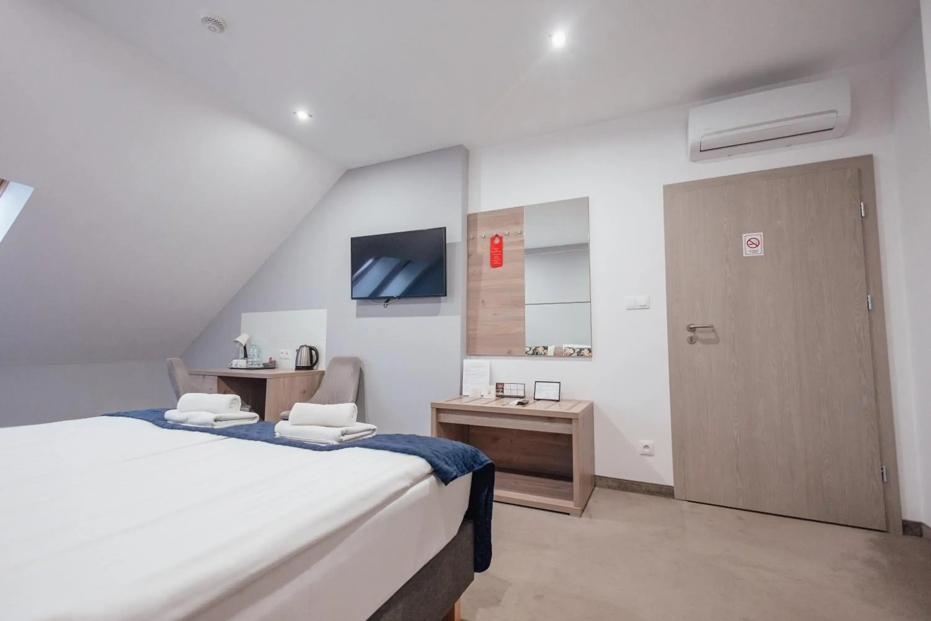 Quadruple Room - single occupancy in Hotel Garbów *** Centrum Konferencyjno - Bankietowe Quadruple Room - single occupancy in Hotel Garbów *** Centrum Konferencyjno - Bankietowe