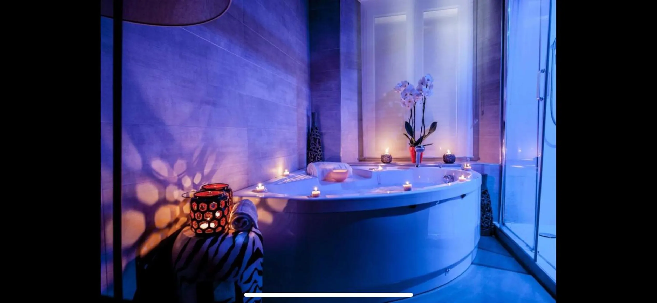 Hot Tub in Corso Suite 107 Rooms Wellness & Spa