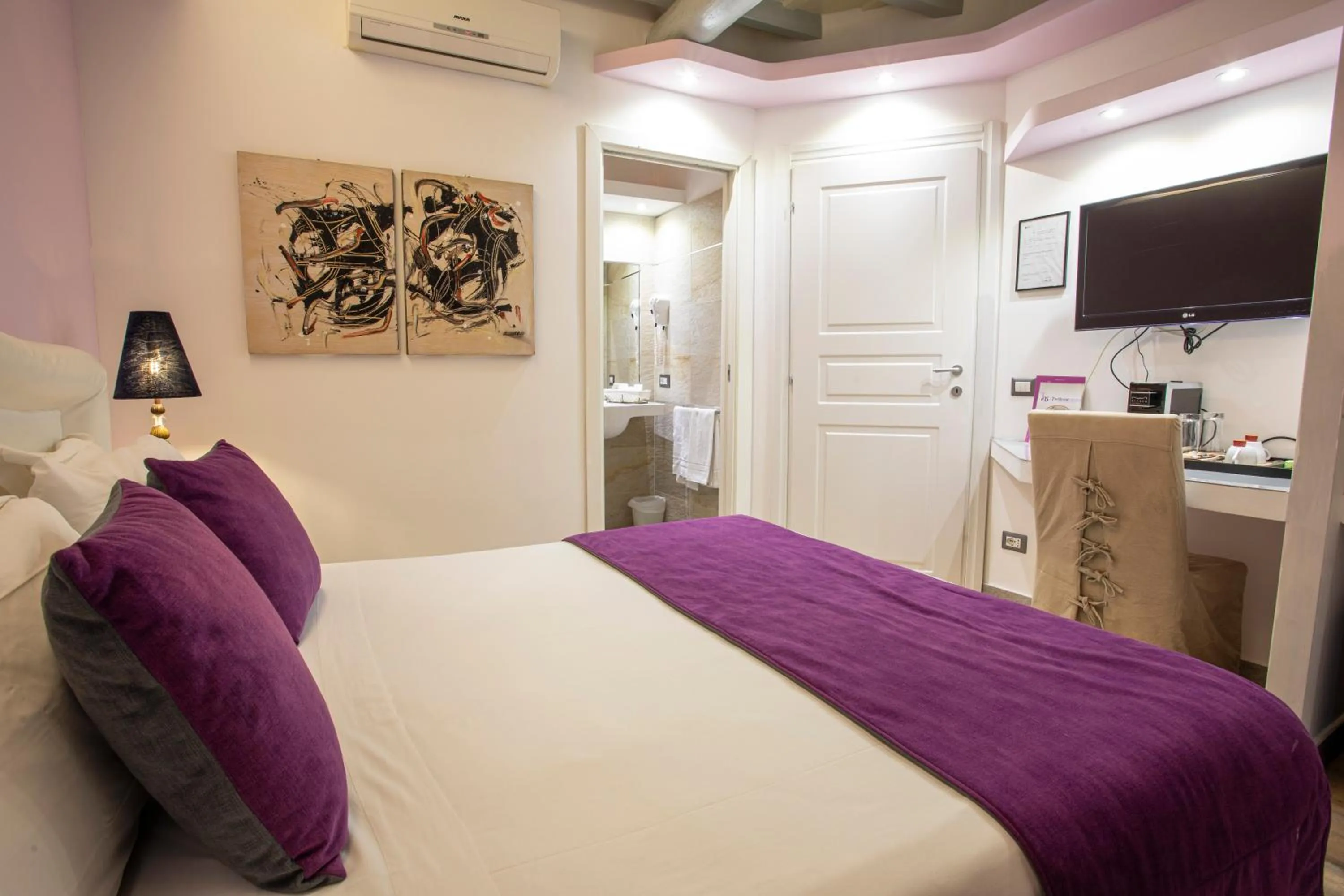 Bed in Corso Suite 107 Rooms Wellness & Spa