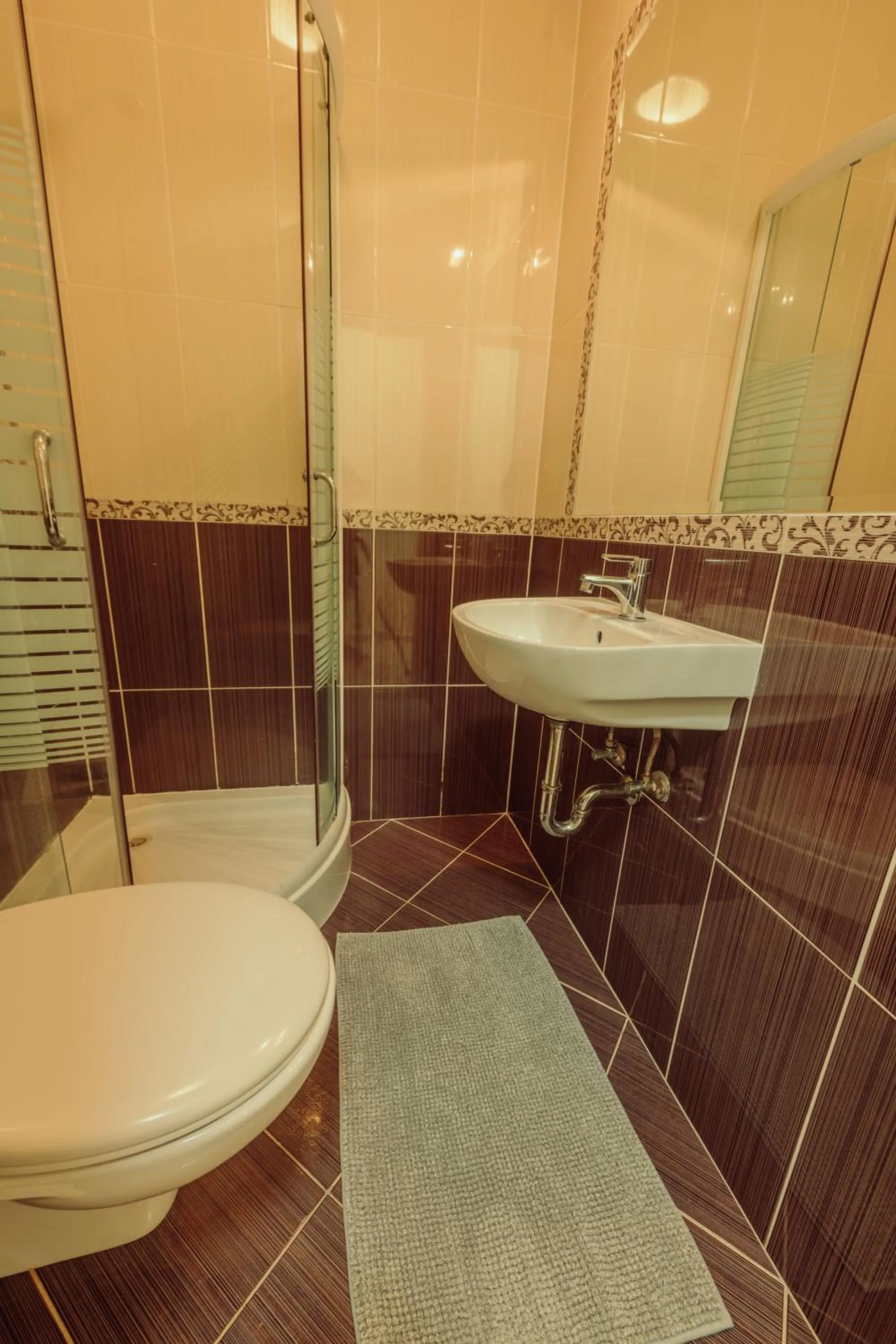 Shower in Pater Apartments and Rooms