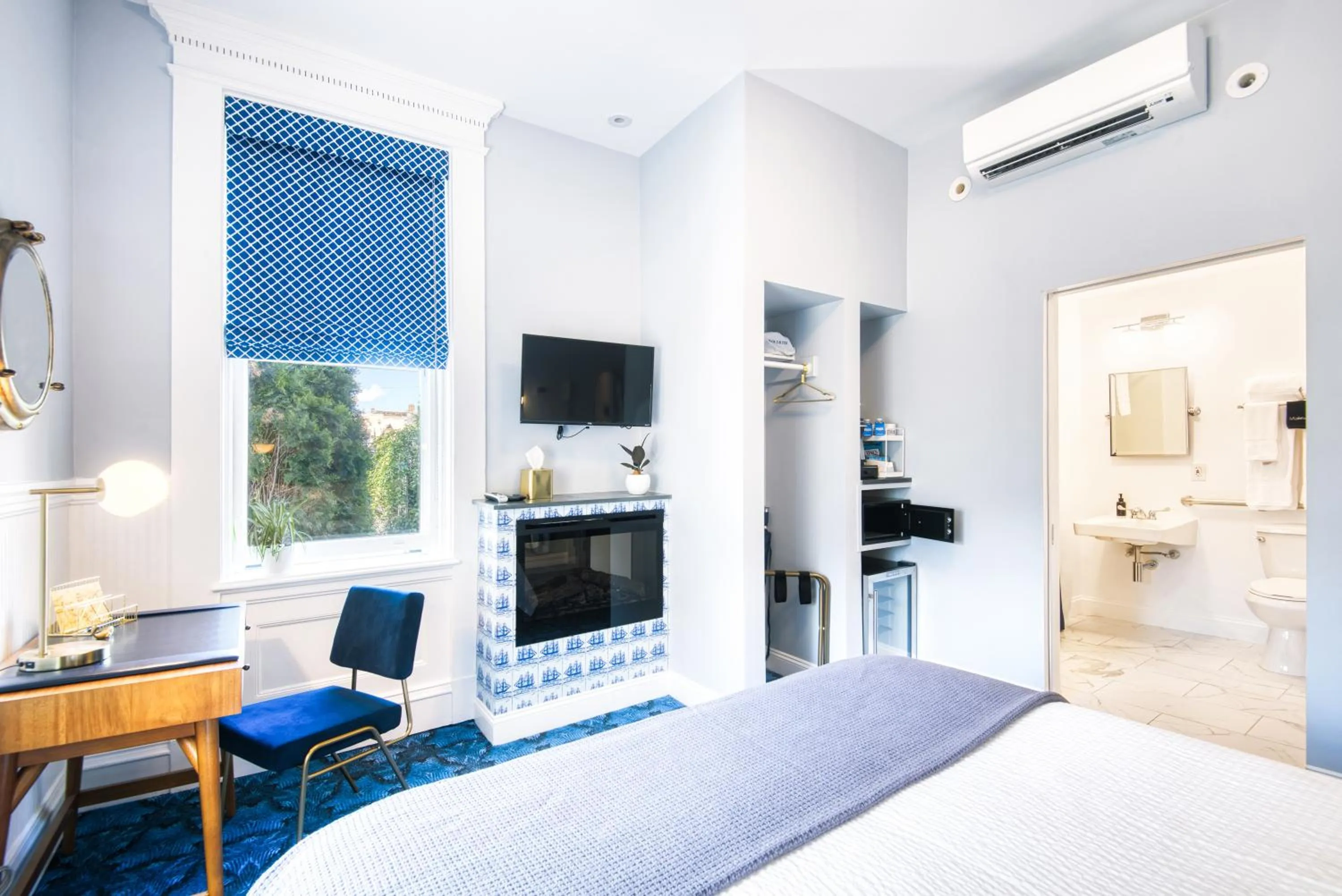 Photo of the whole room, Bed in The Hudson Whaler