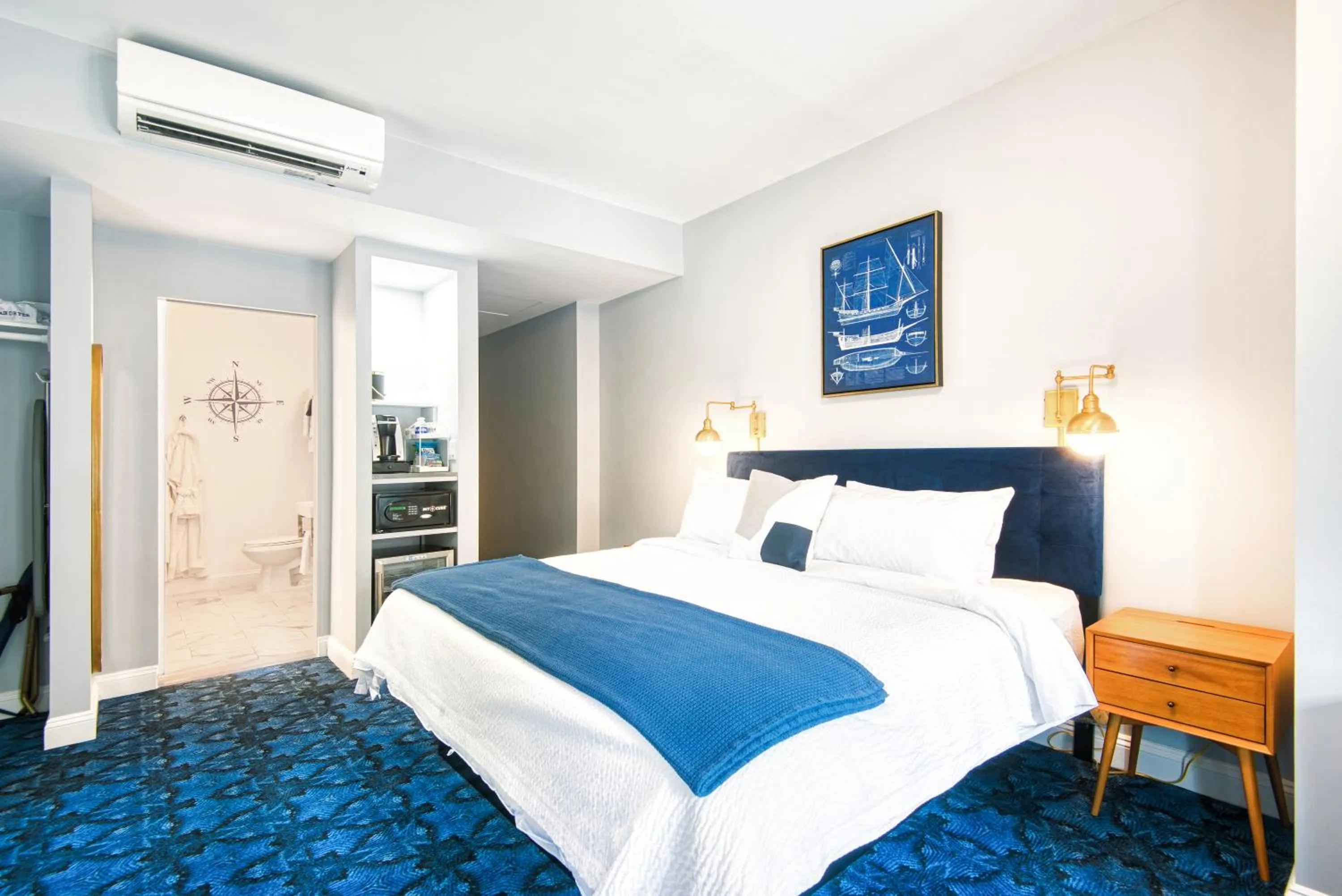 Photo of the whole room, Bed in The Hudson Whaler