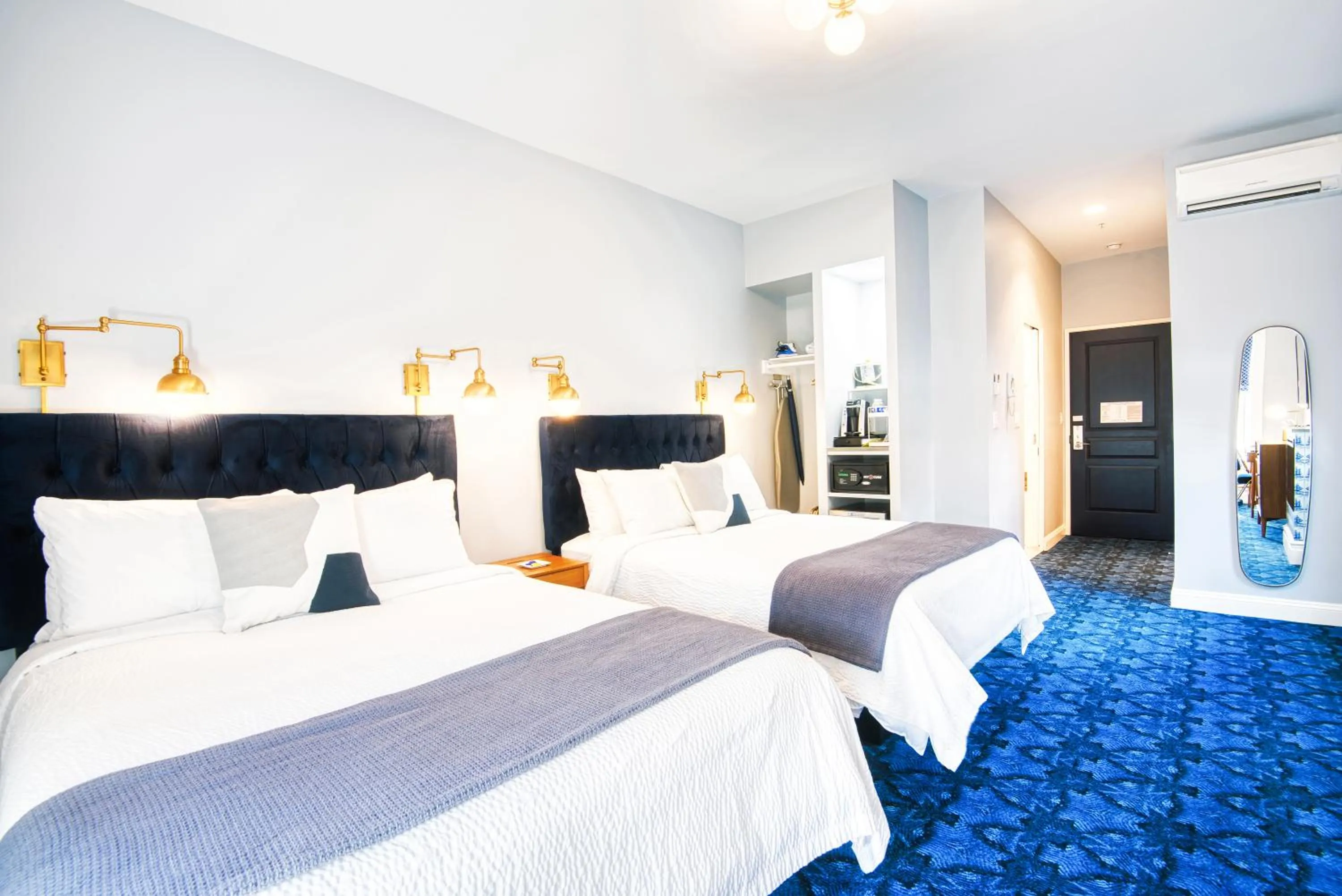 Photo of the whole room, Bed in The Hudson Whaler