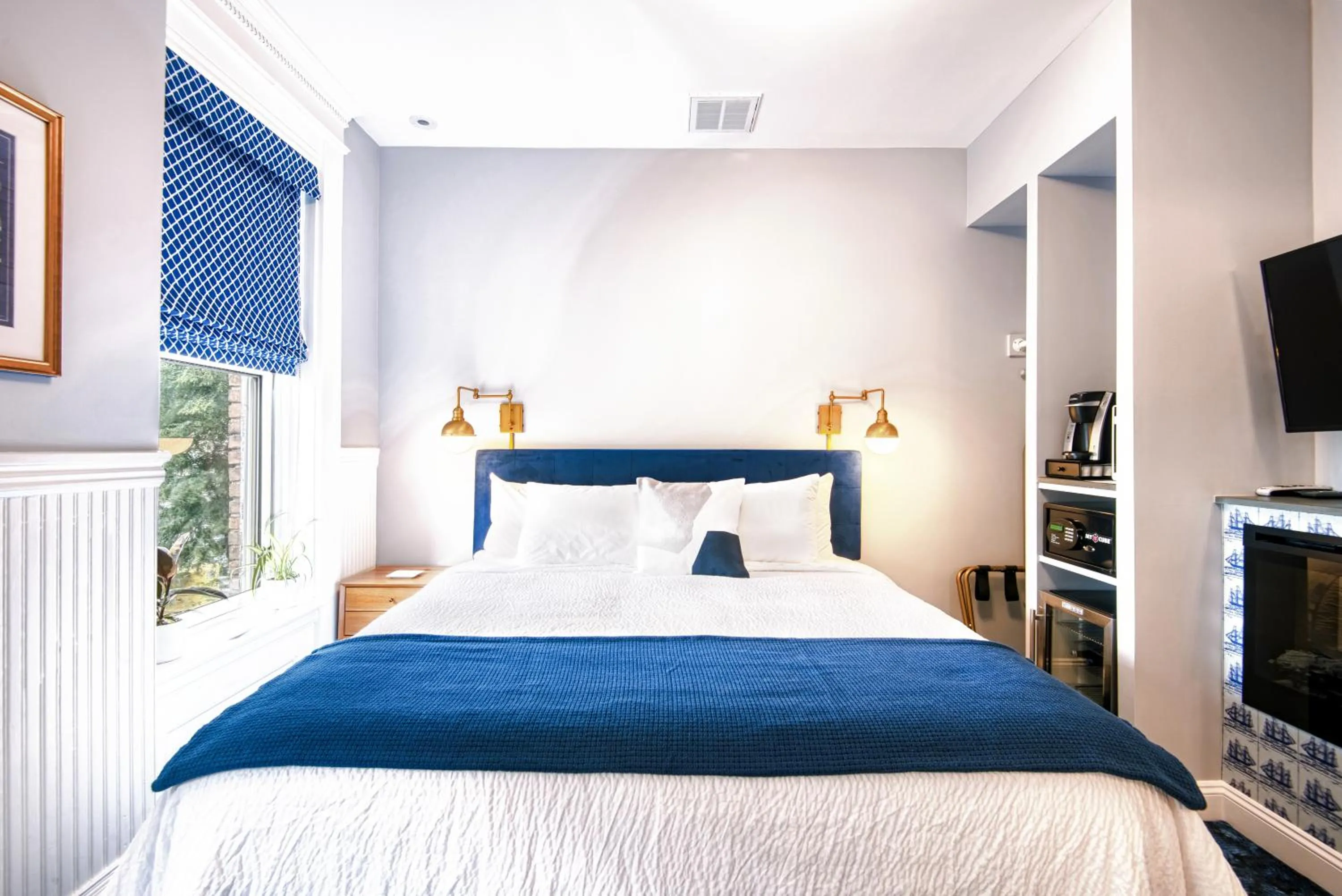 Photo of the whole room, Bed in The Hudson Whaler