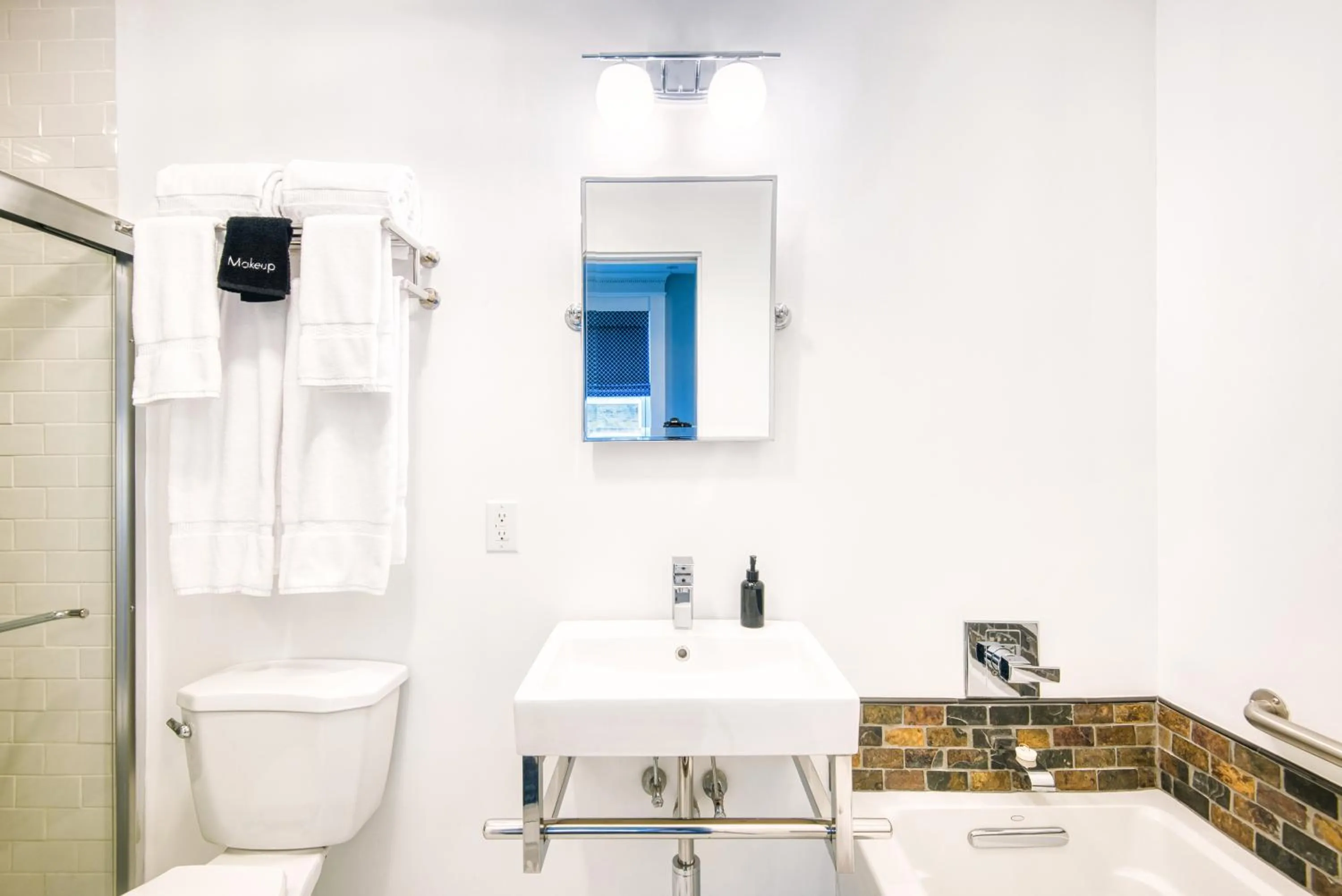 Bathroom in The Hudson Whaler