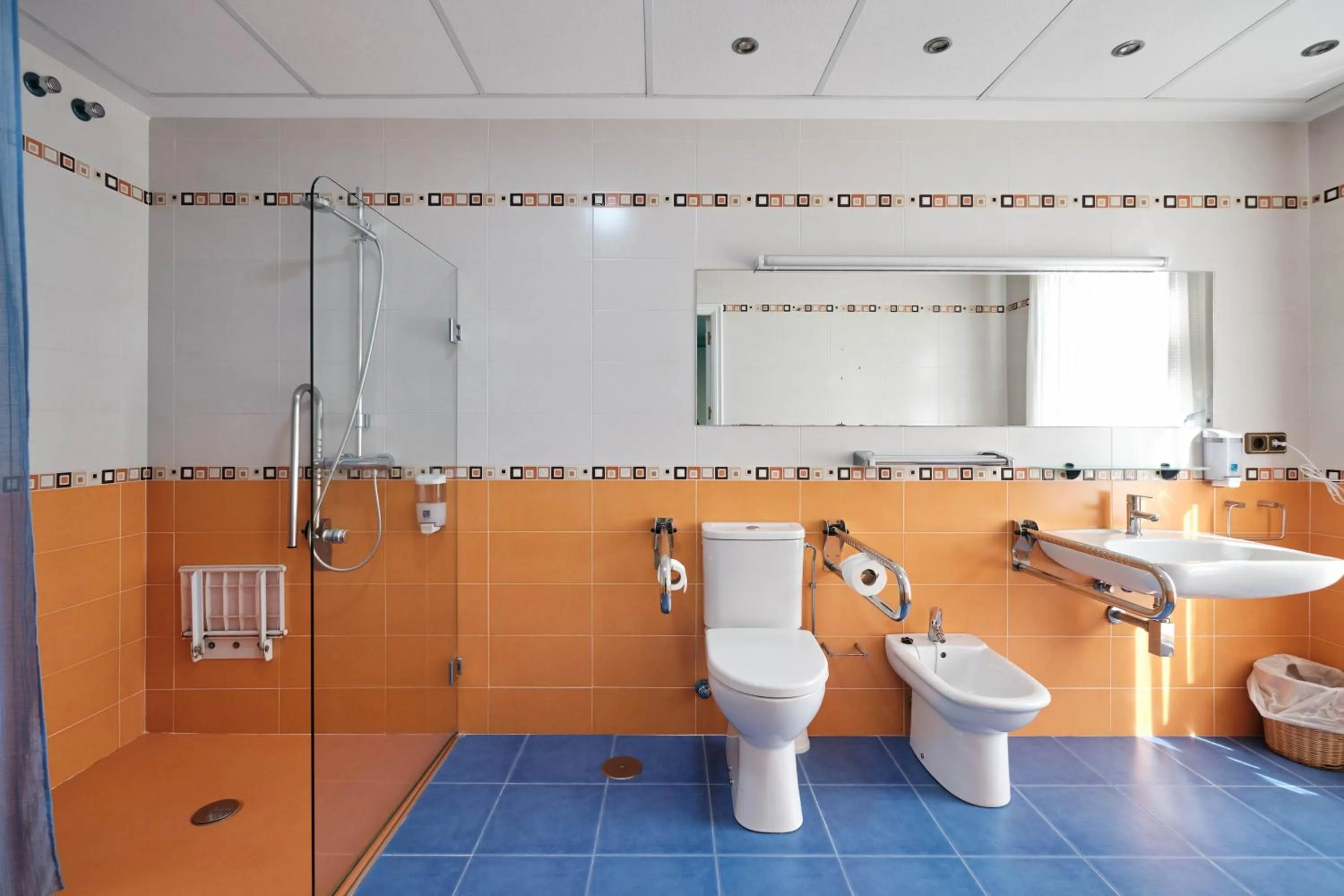 Shower in Loop INN Hostel Santiago de Compostela