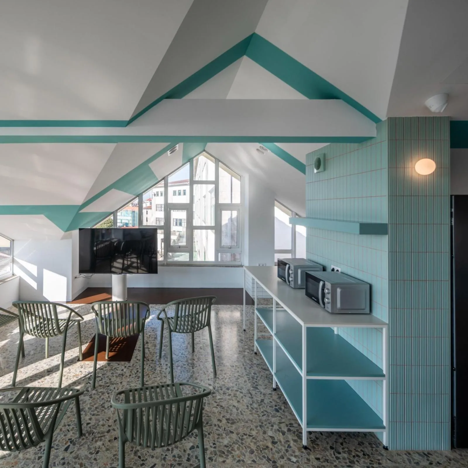 Communal lounge/ TV room in Loop INN Hostel Santiago de Compostela