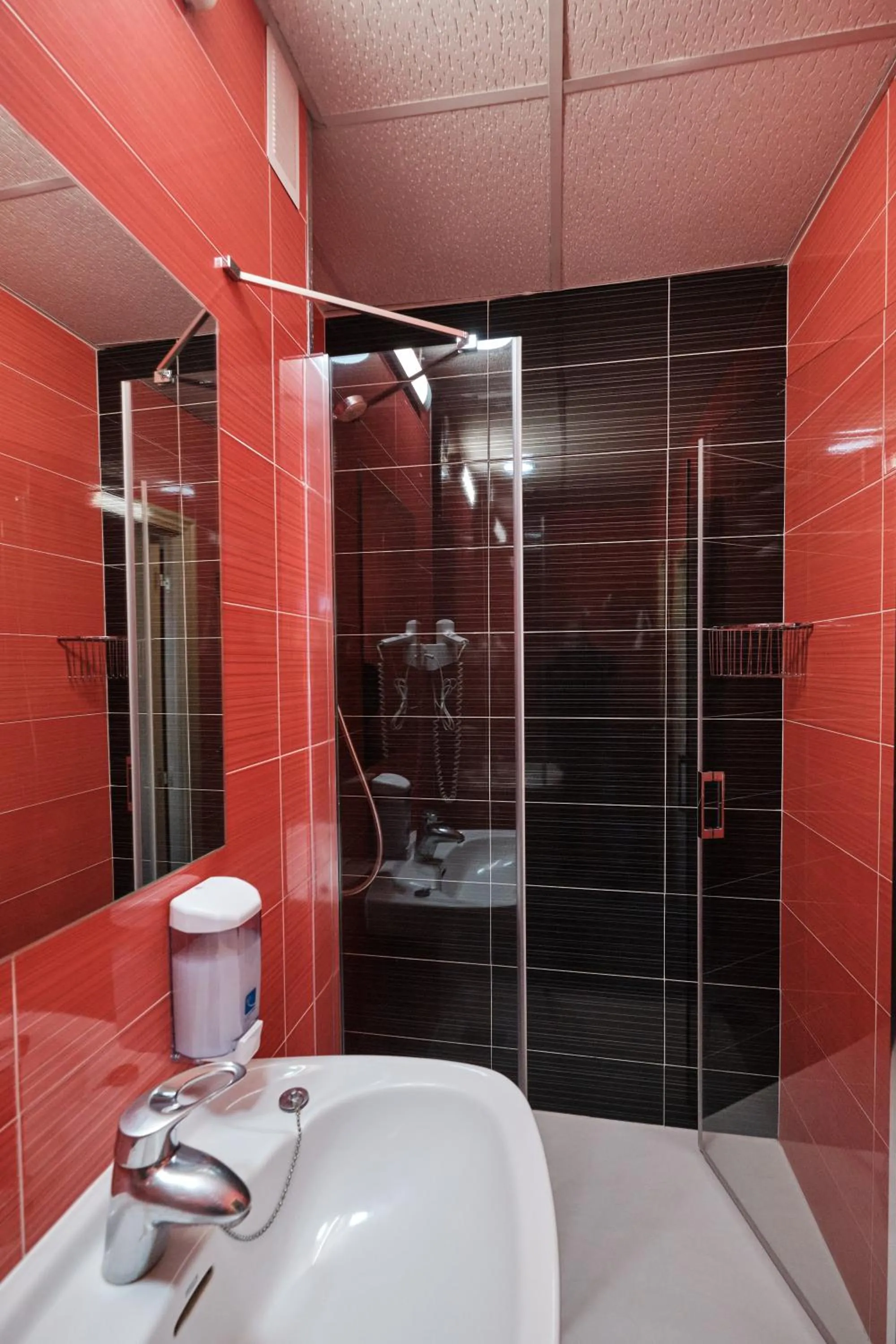 Shower in Loop INN Hostel Santiago de Compostela