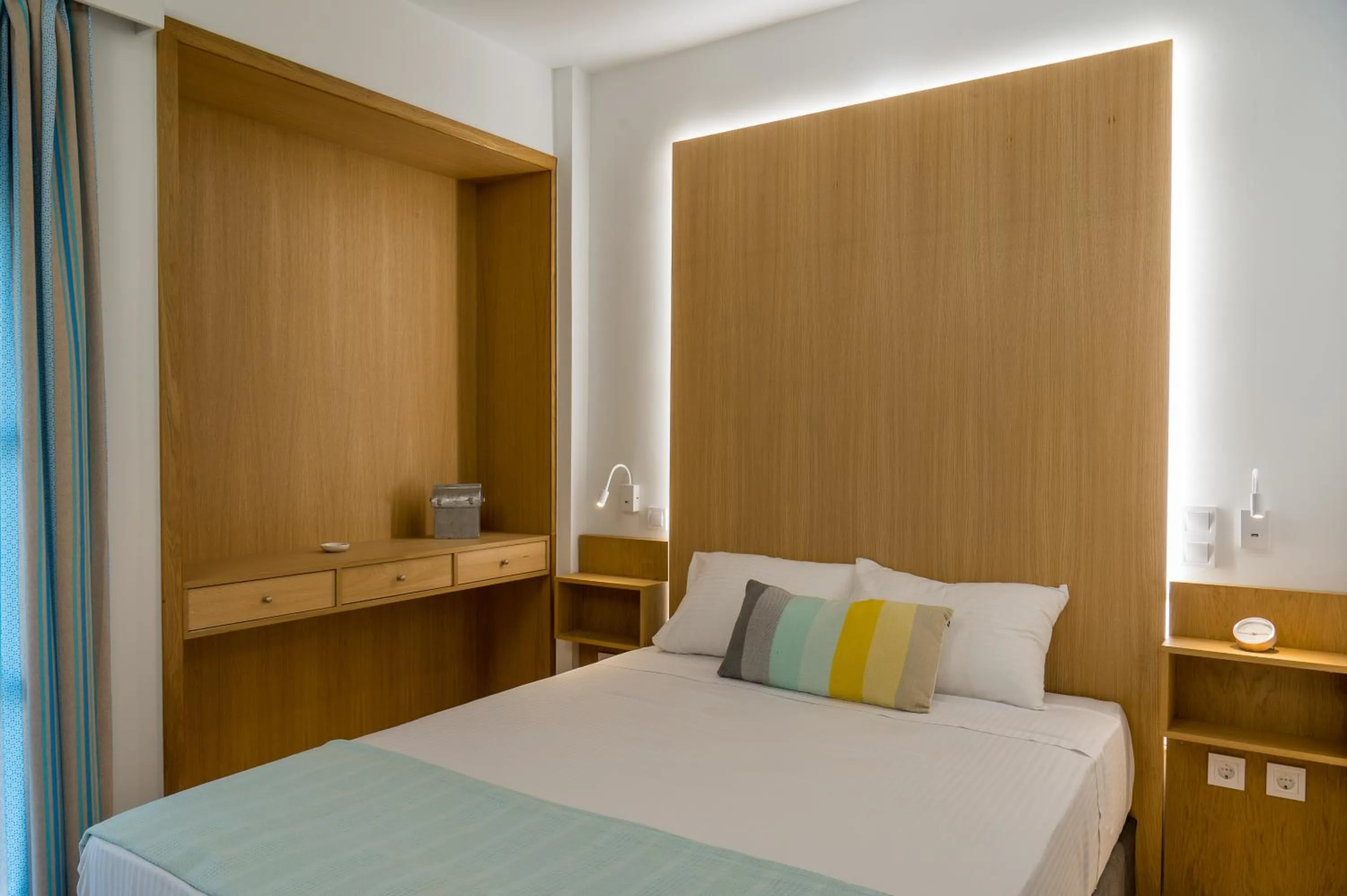 Bed in CHROMA Lodge Rafina