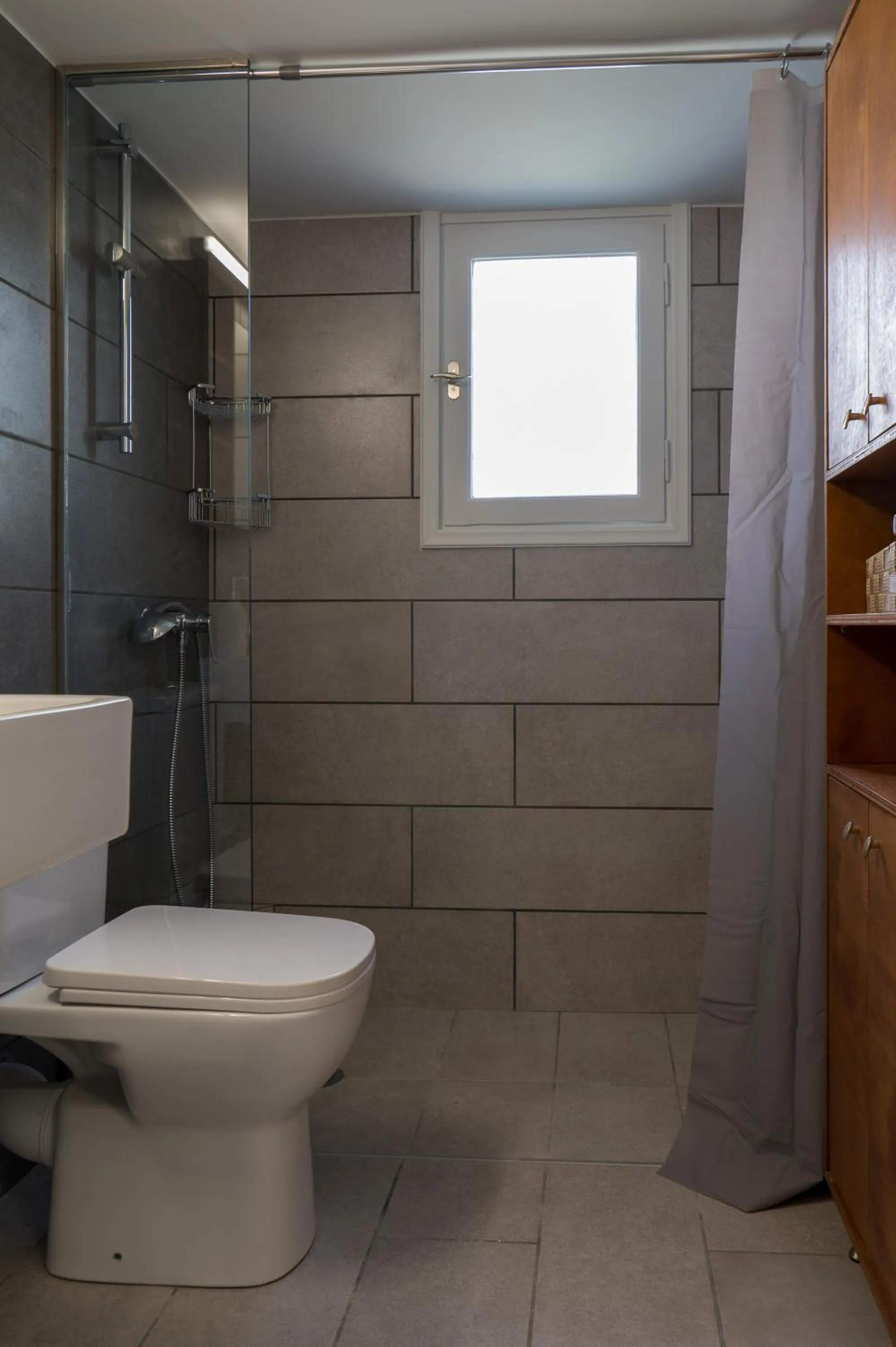 Shower in CHROMA Lodge Rafina