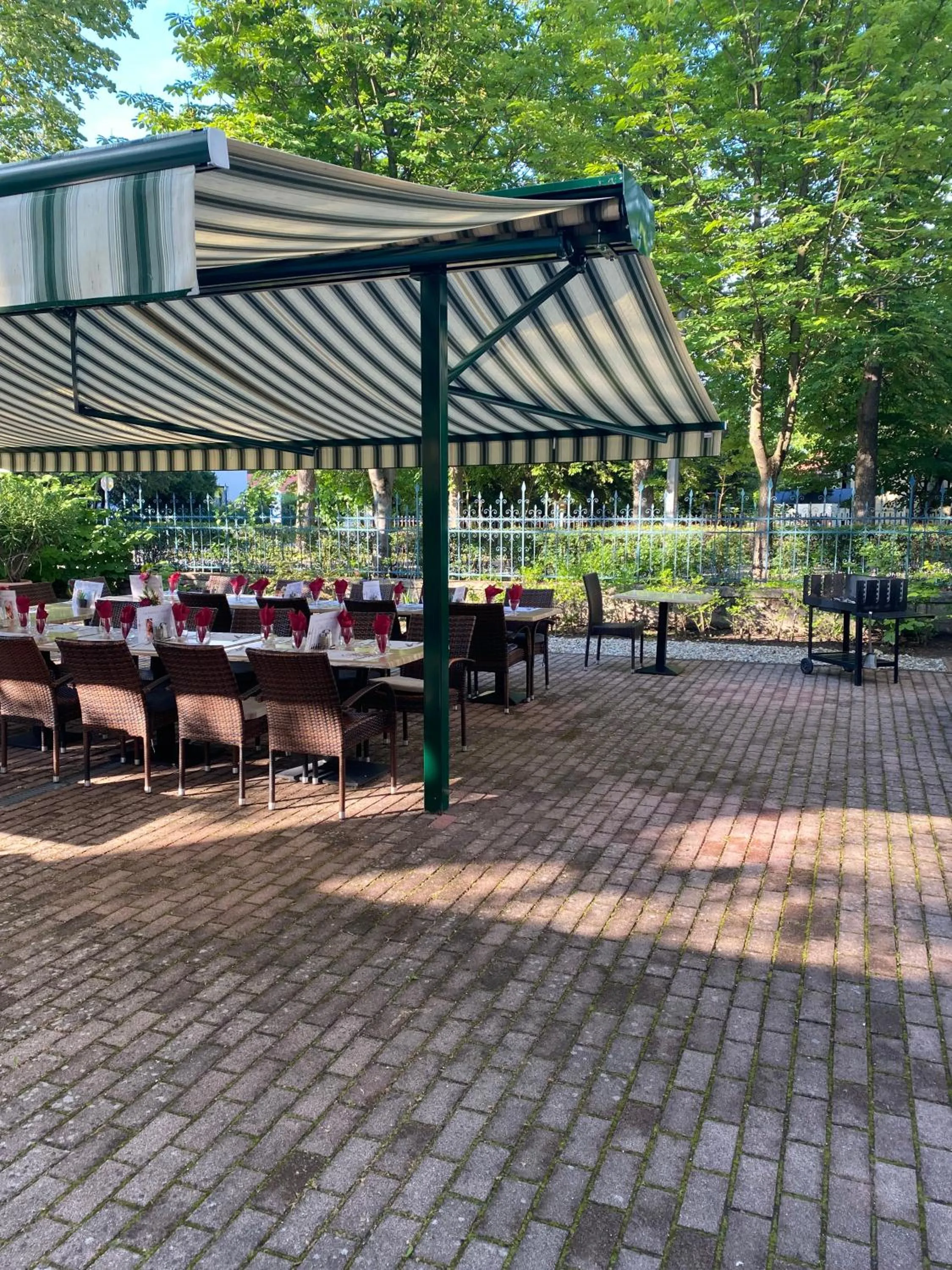 Restaurant/places to eat in Főnix Hotel