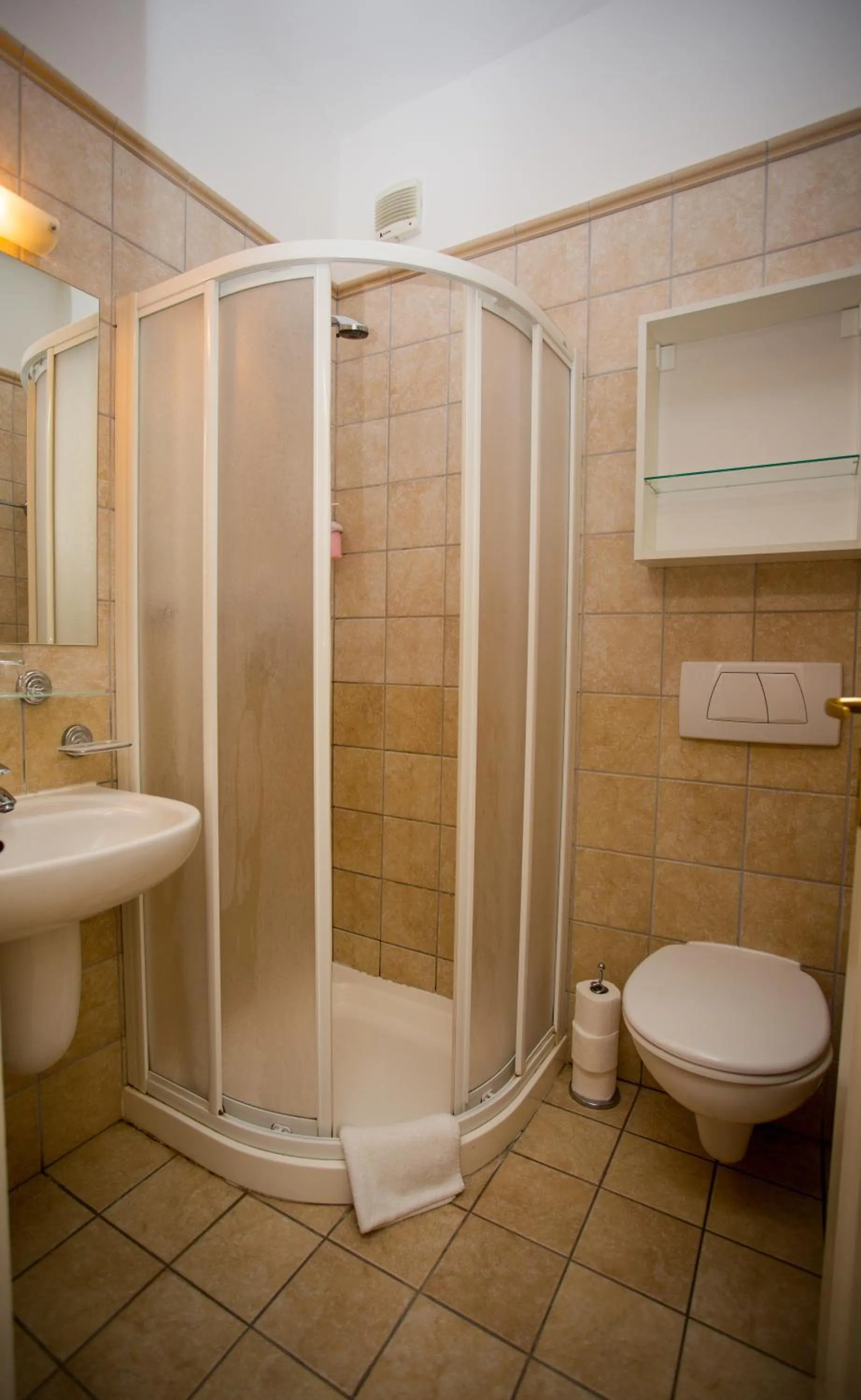Bathroom in Főnix Hotel
