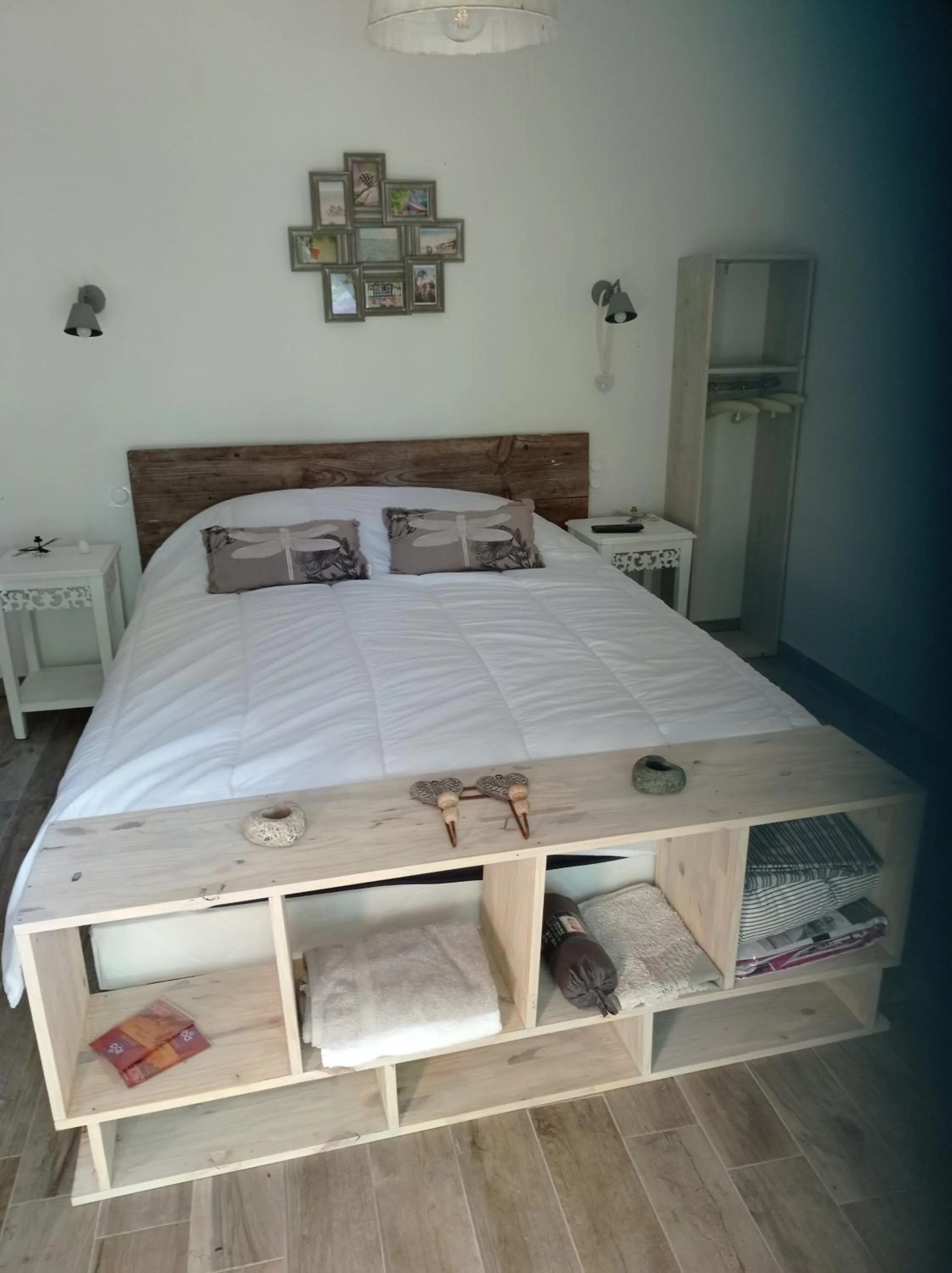 Bedroom, Bed in les chambres du pont des chèvres