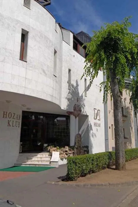 Facade/entrance in Hozam Wellness és Apartman