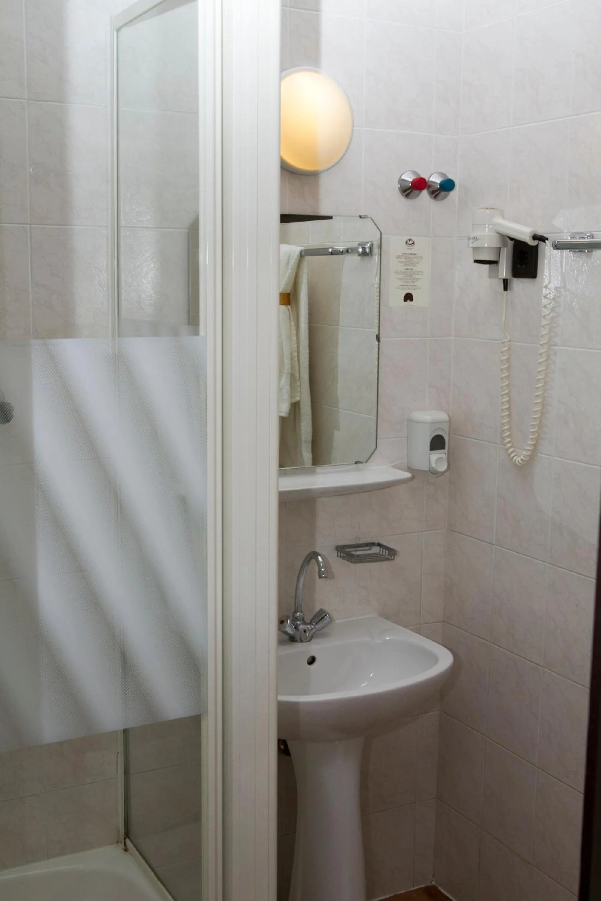 Bathroom in Hotel Molnár