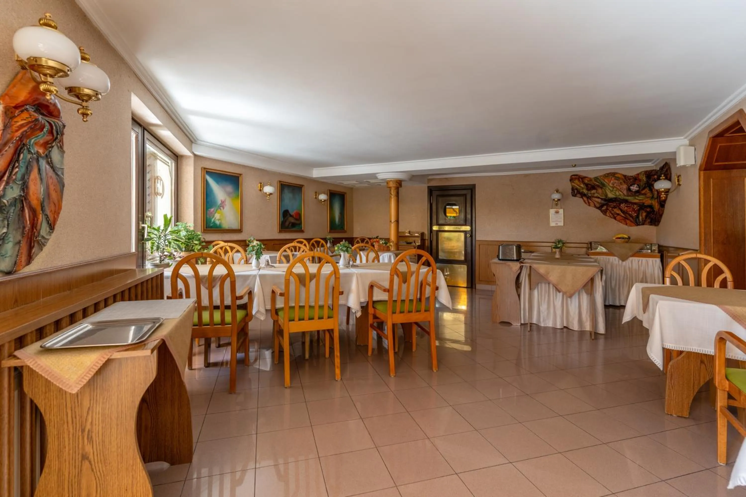 Restaurant/places to eat in Hotel Molnár