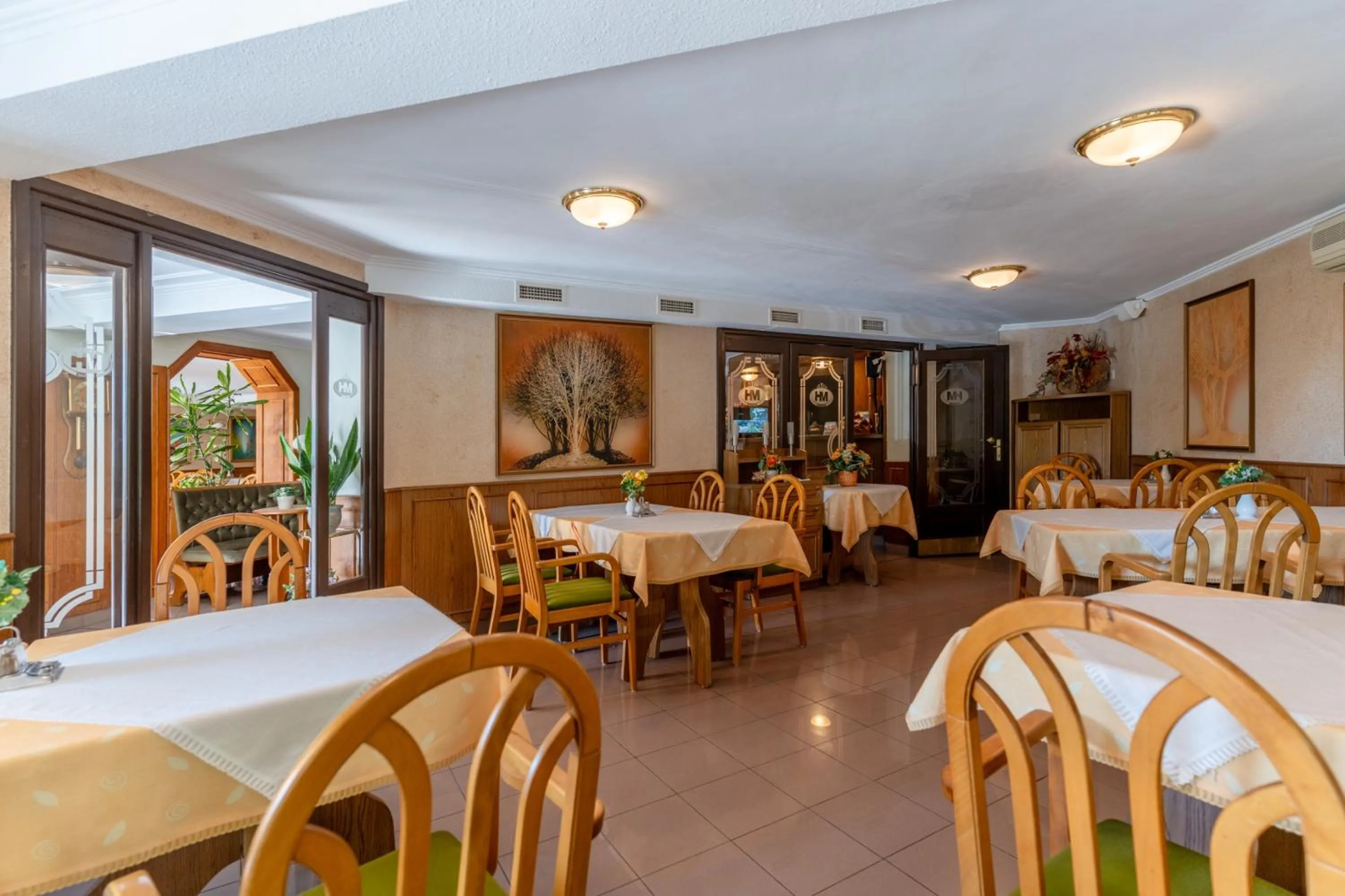 Restaurant/places to eat in Hotel Molnár