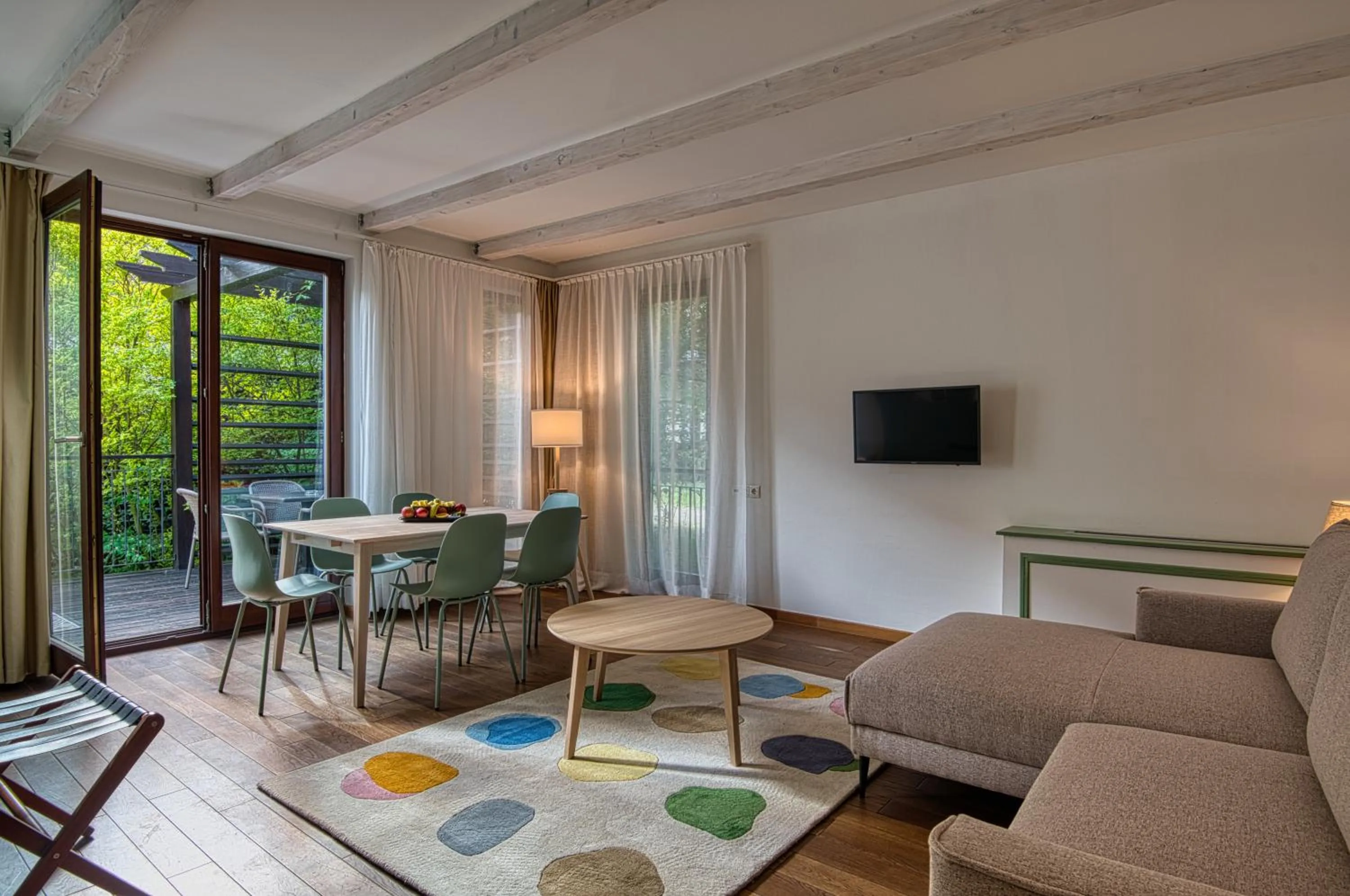 Communal lounge/ TV room in Tisza Balneum Hotel