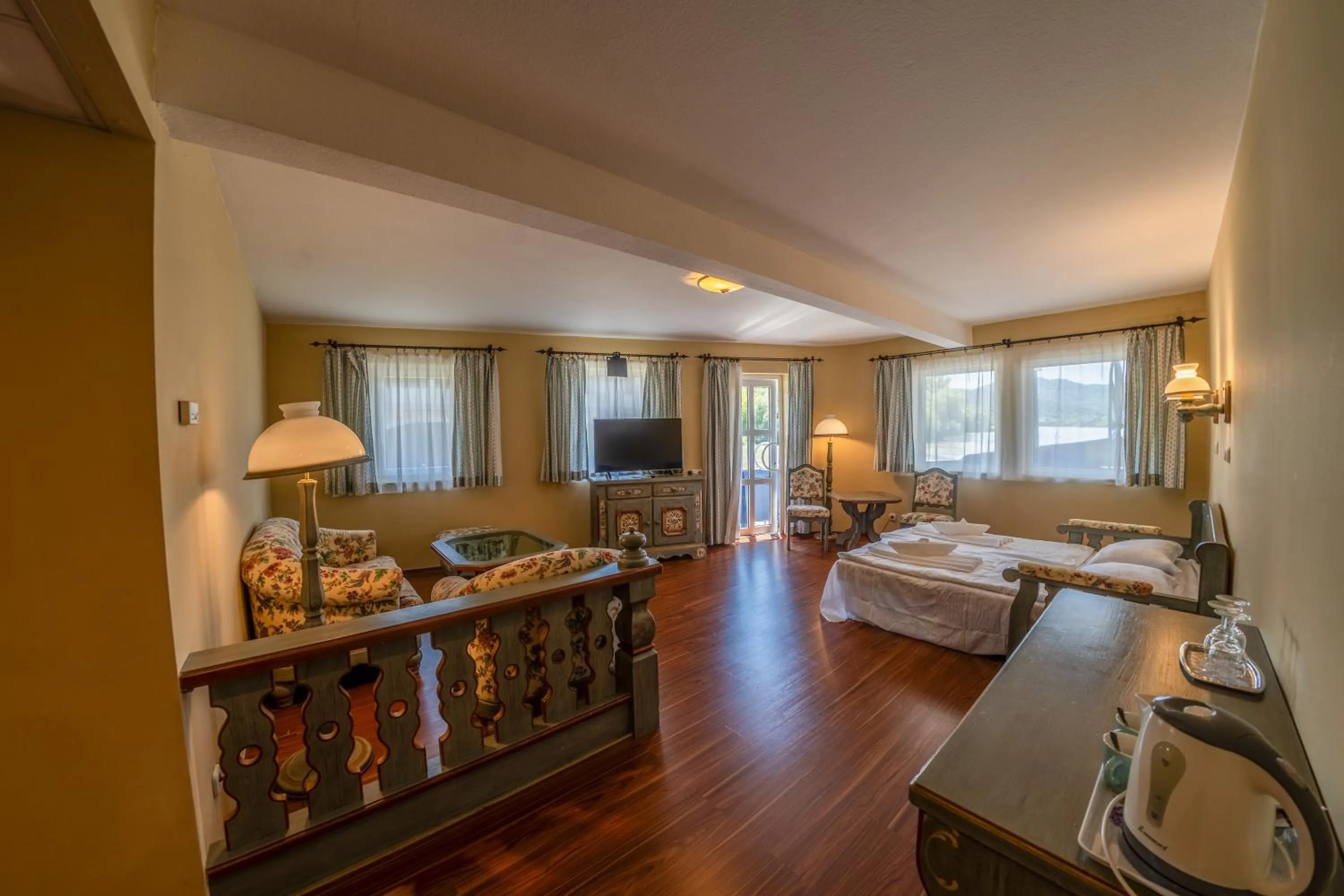 Living room, Bed in Aquamarina Hotel Visegrád