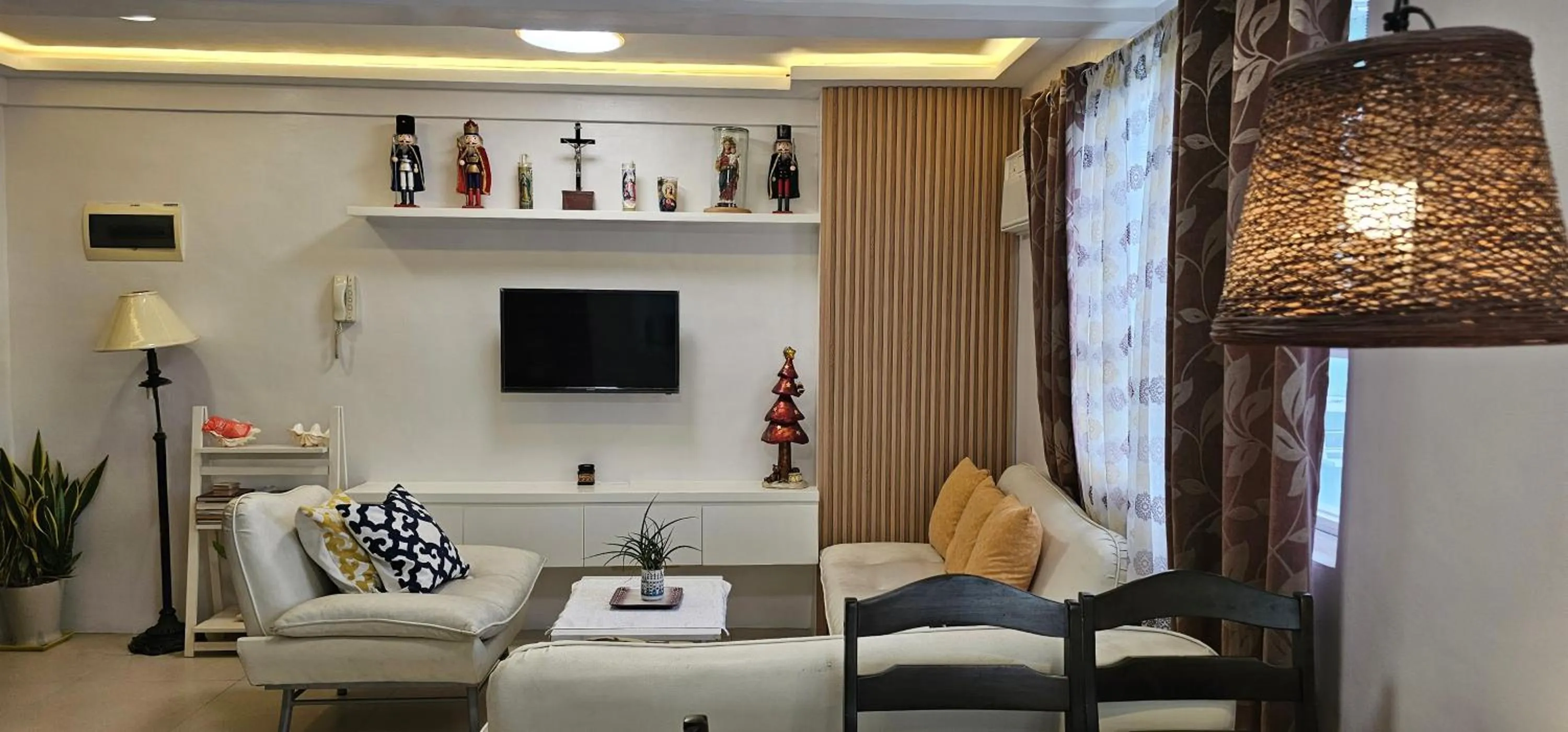 TV and multimedia in Gilmore Tower Suites By SMS Hospitality