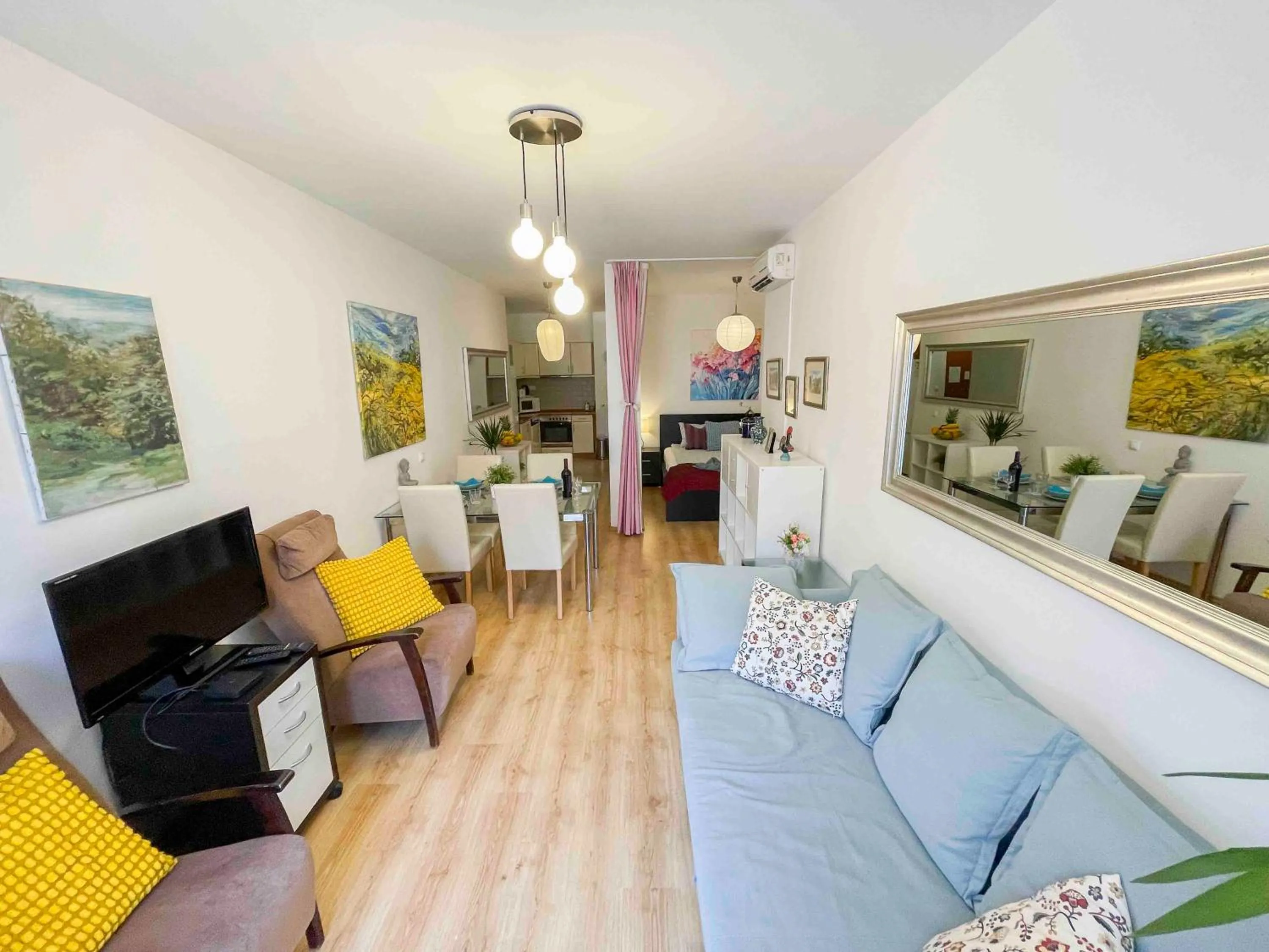 Communal lounge/ TV room in Opera Residence