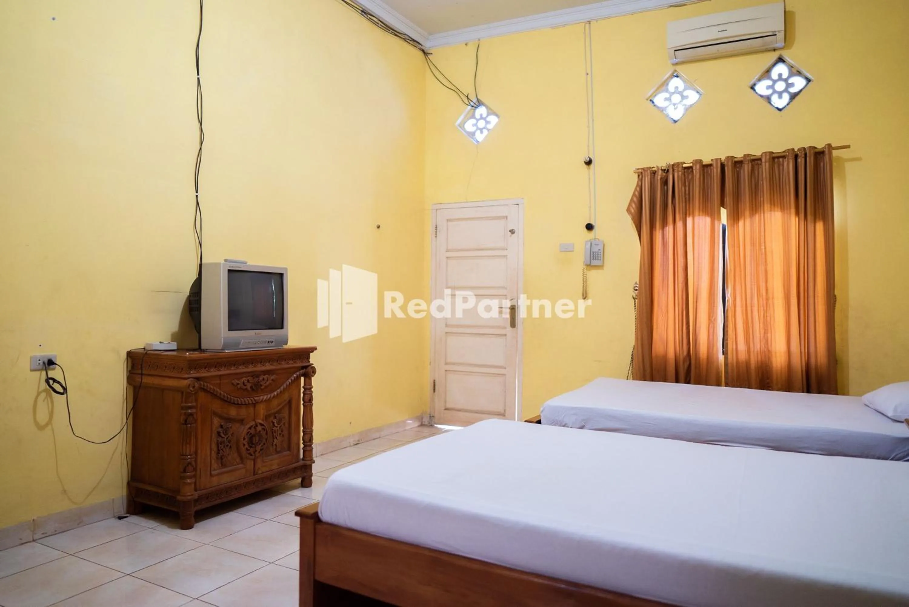 Bedroom, Bed in Wisma Citra Metro Mitra RedDoorz