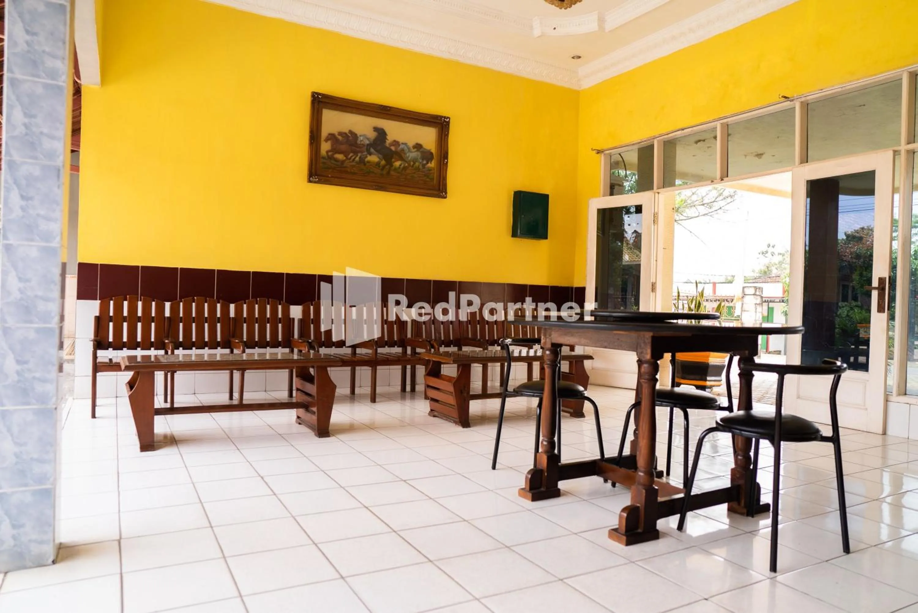 Seating area in Wisma Citra Metro Mitra RedDoorz