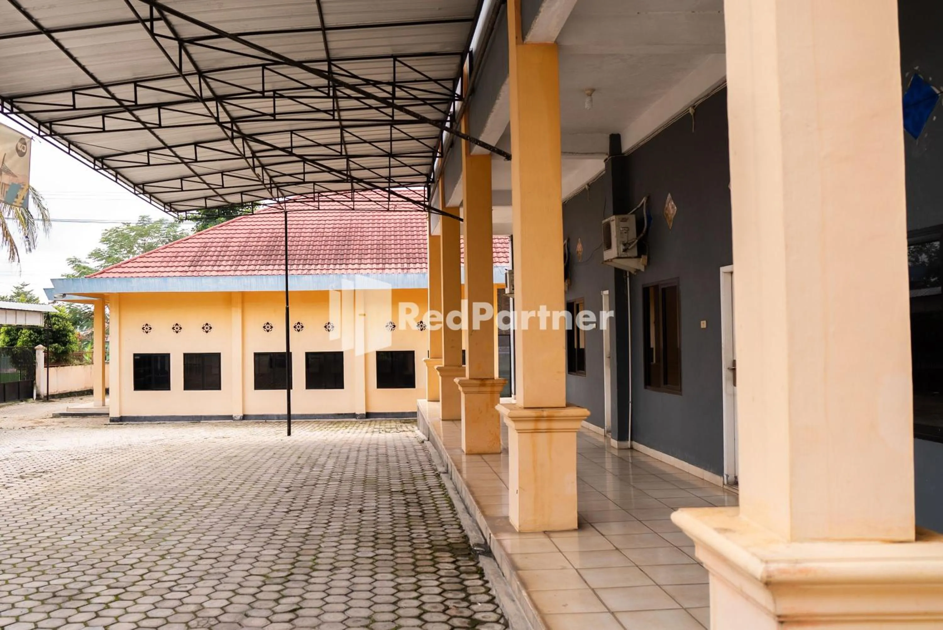 Facade/entrance in Wisma Citra Metro Mitra RedDoorz