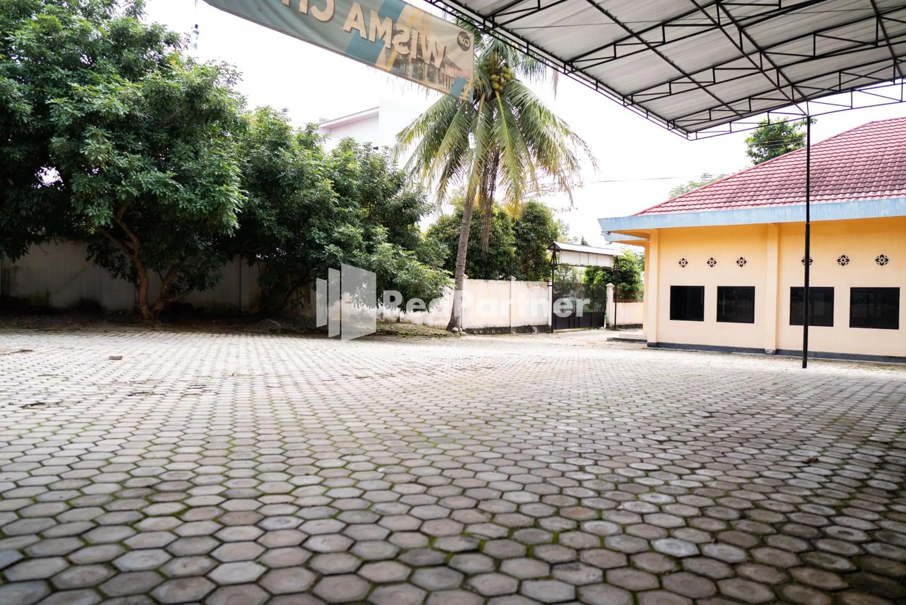 Facade/entrance in Wisma Citra Metro Mitra RedDoorz