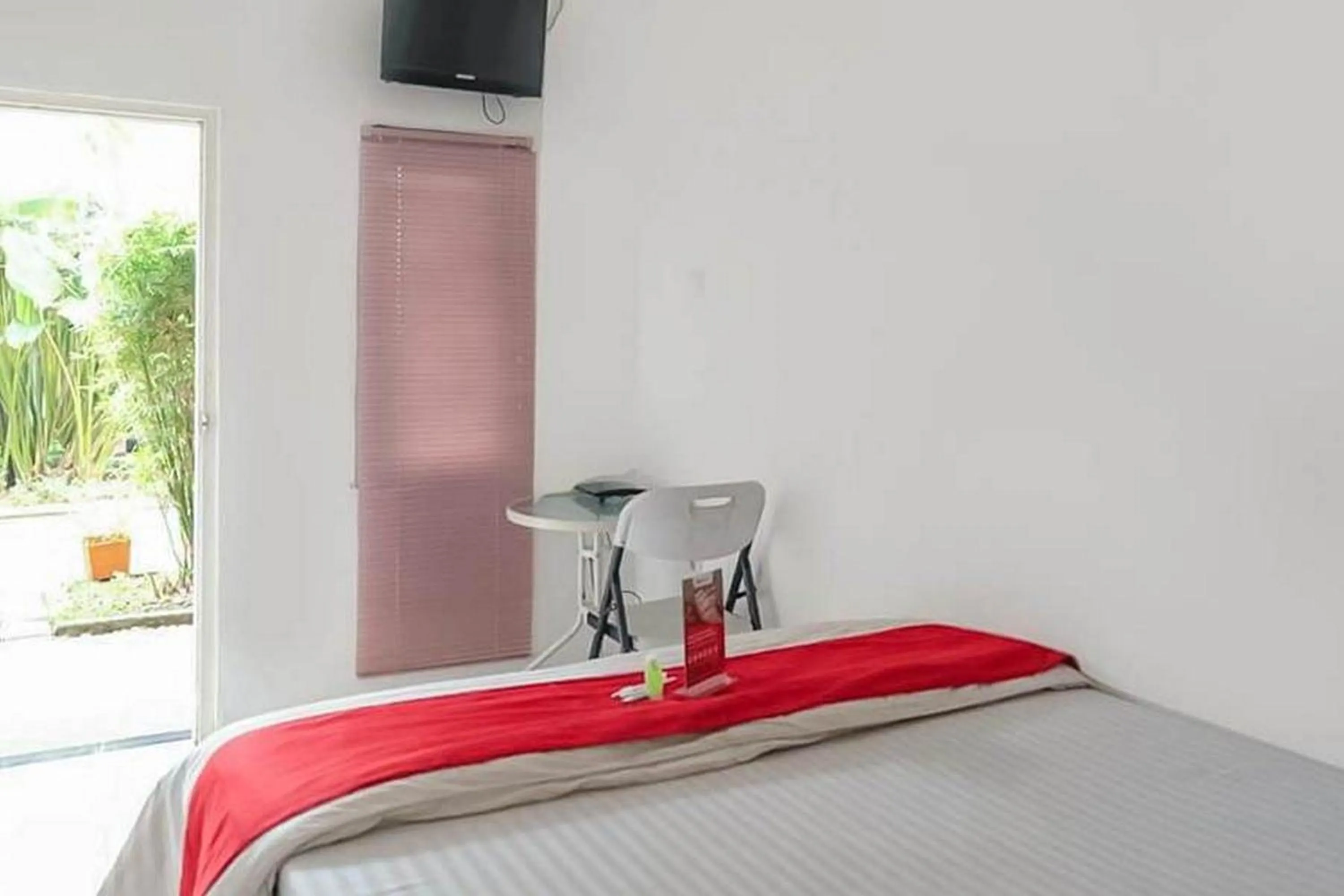 Bed in RedDoorz near RS Mitra Keluarga Depok