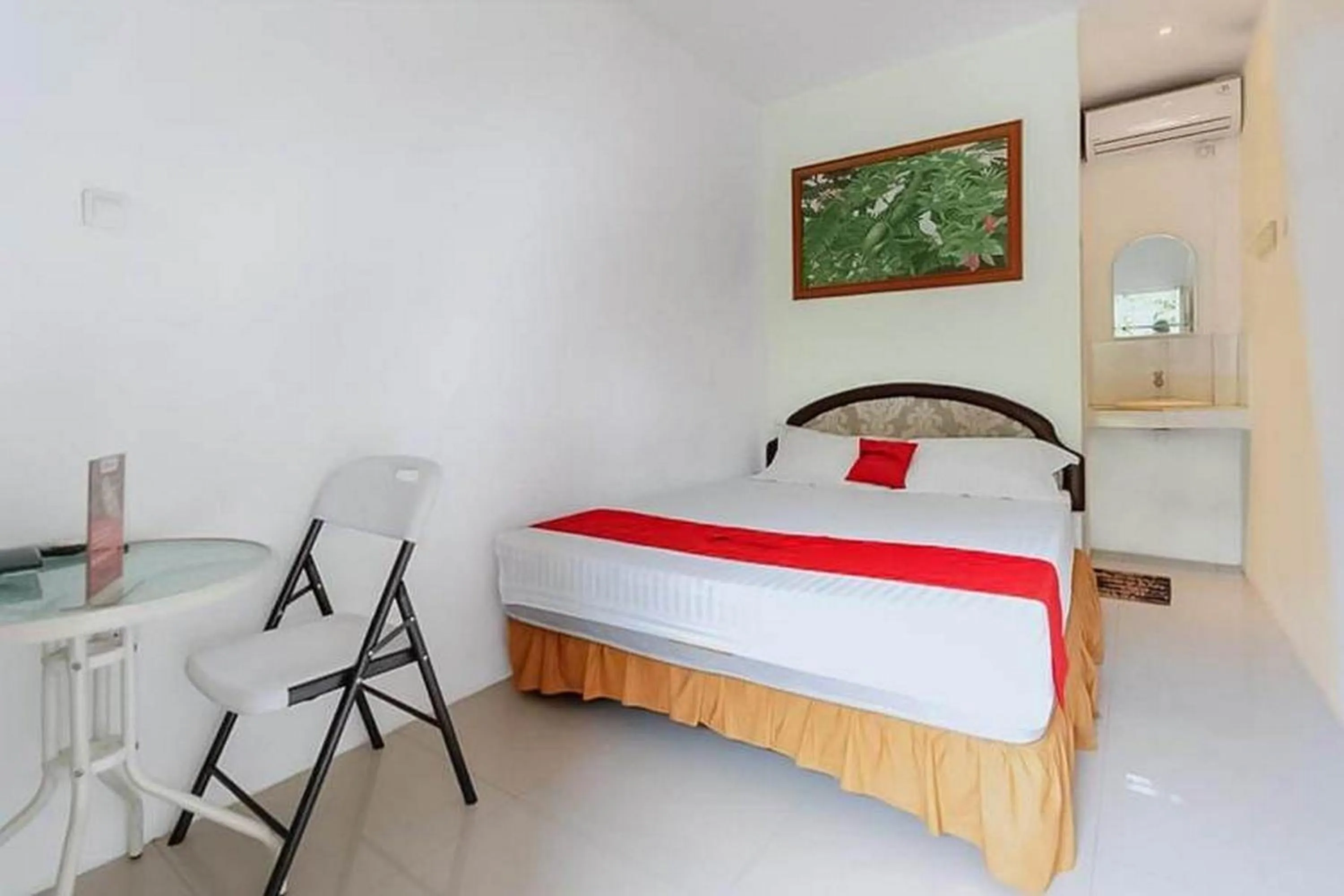 Bed in RedDoorz near RS Mitra Keluarga Depok