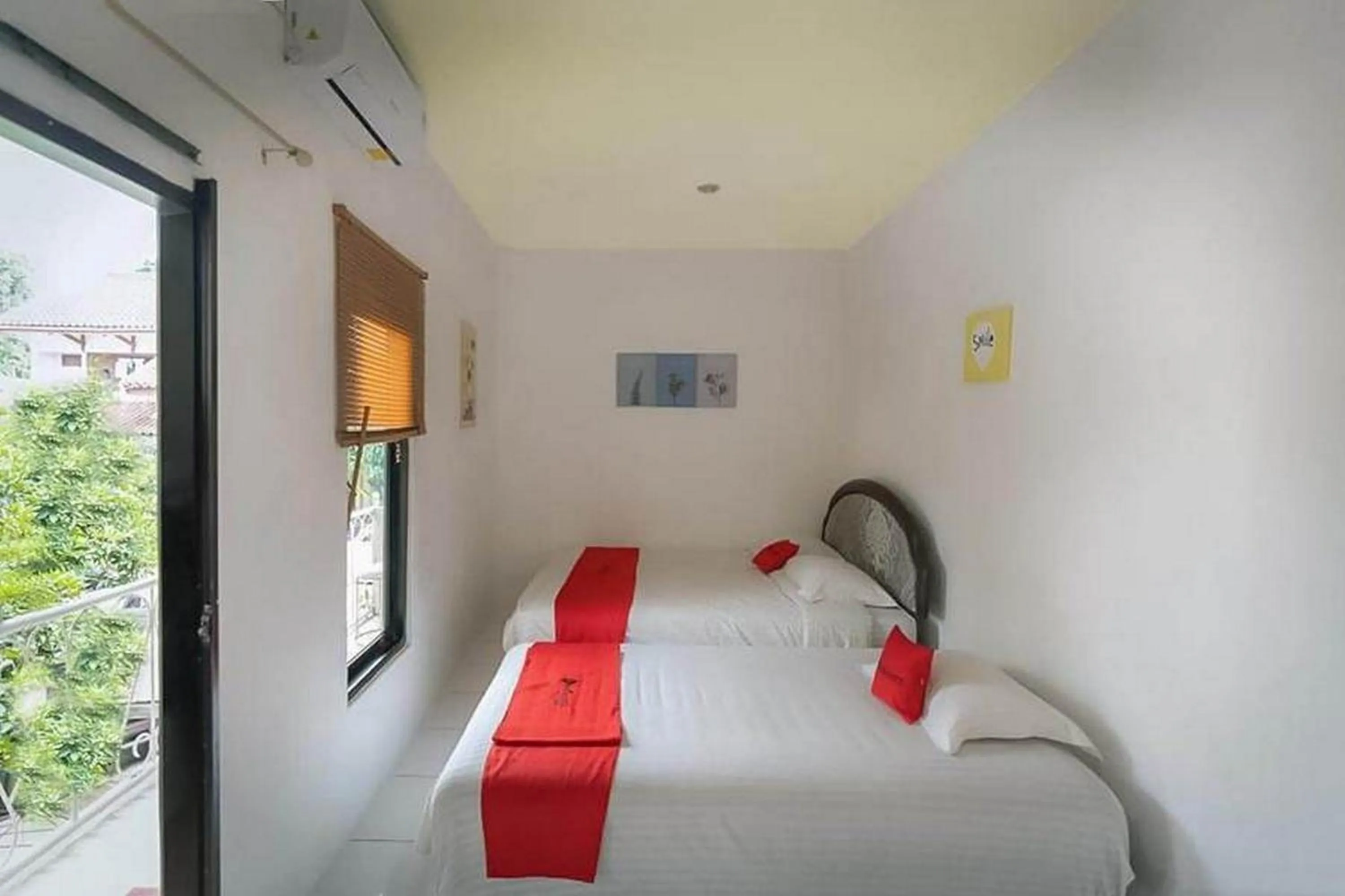 Bed in RedDoorz near RS Mitra Keluarga Depok