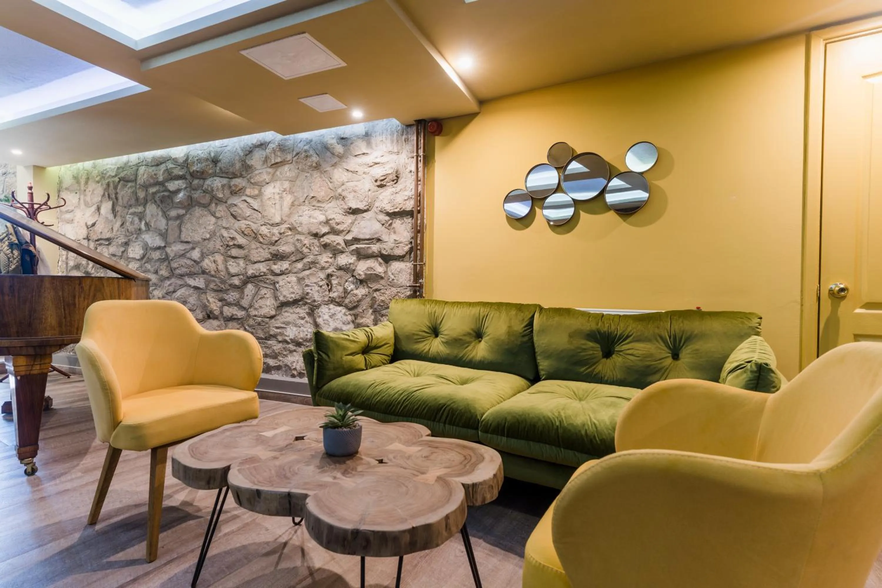 Communal lounge/ TV room in Amstel Hattyú Panzió -Érintésmentes bejelentkezés