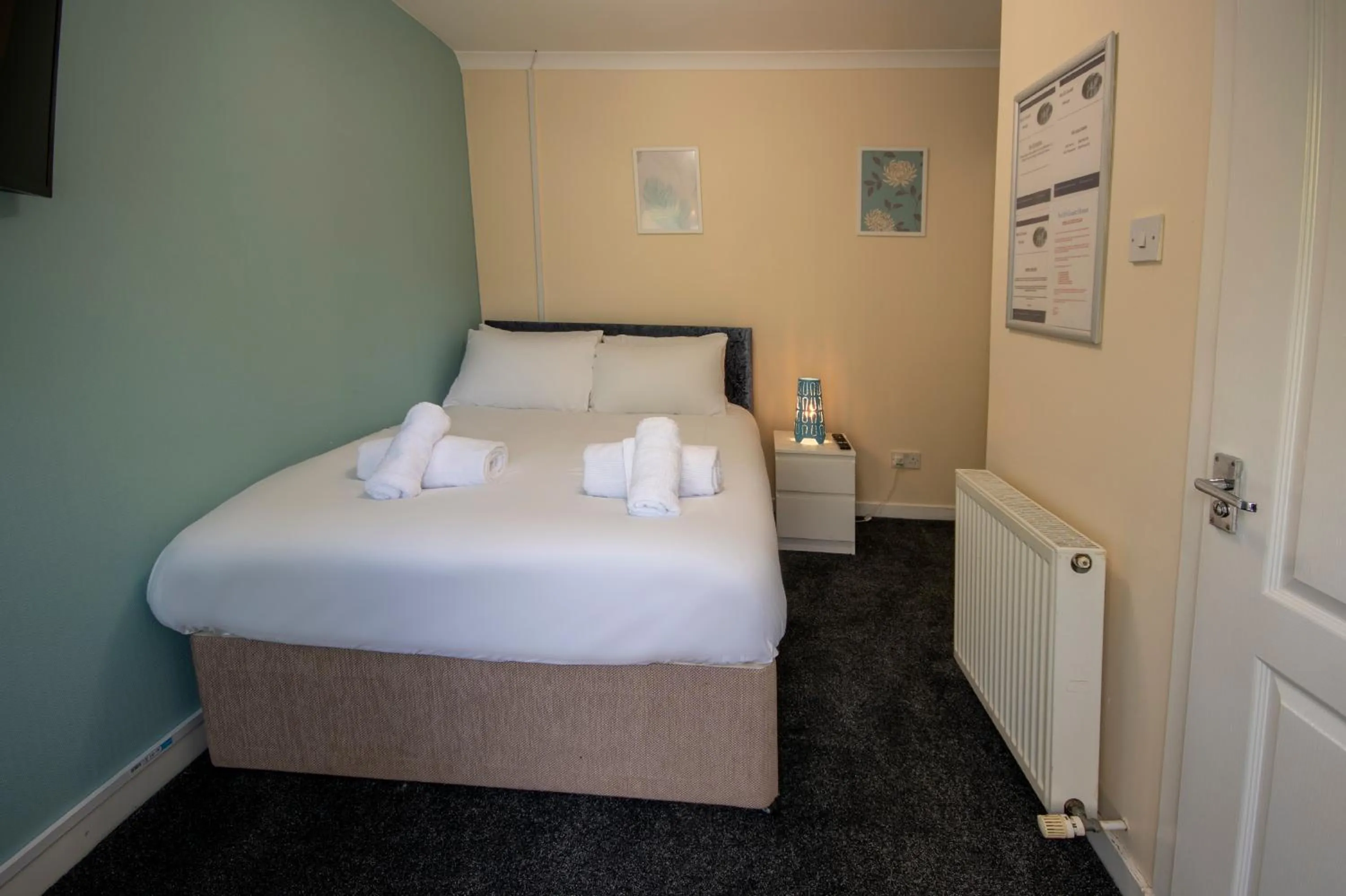 Bed in Irvine Riverside Guesthouse by Paymán Club