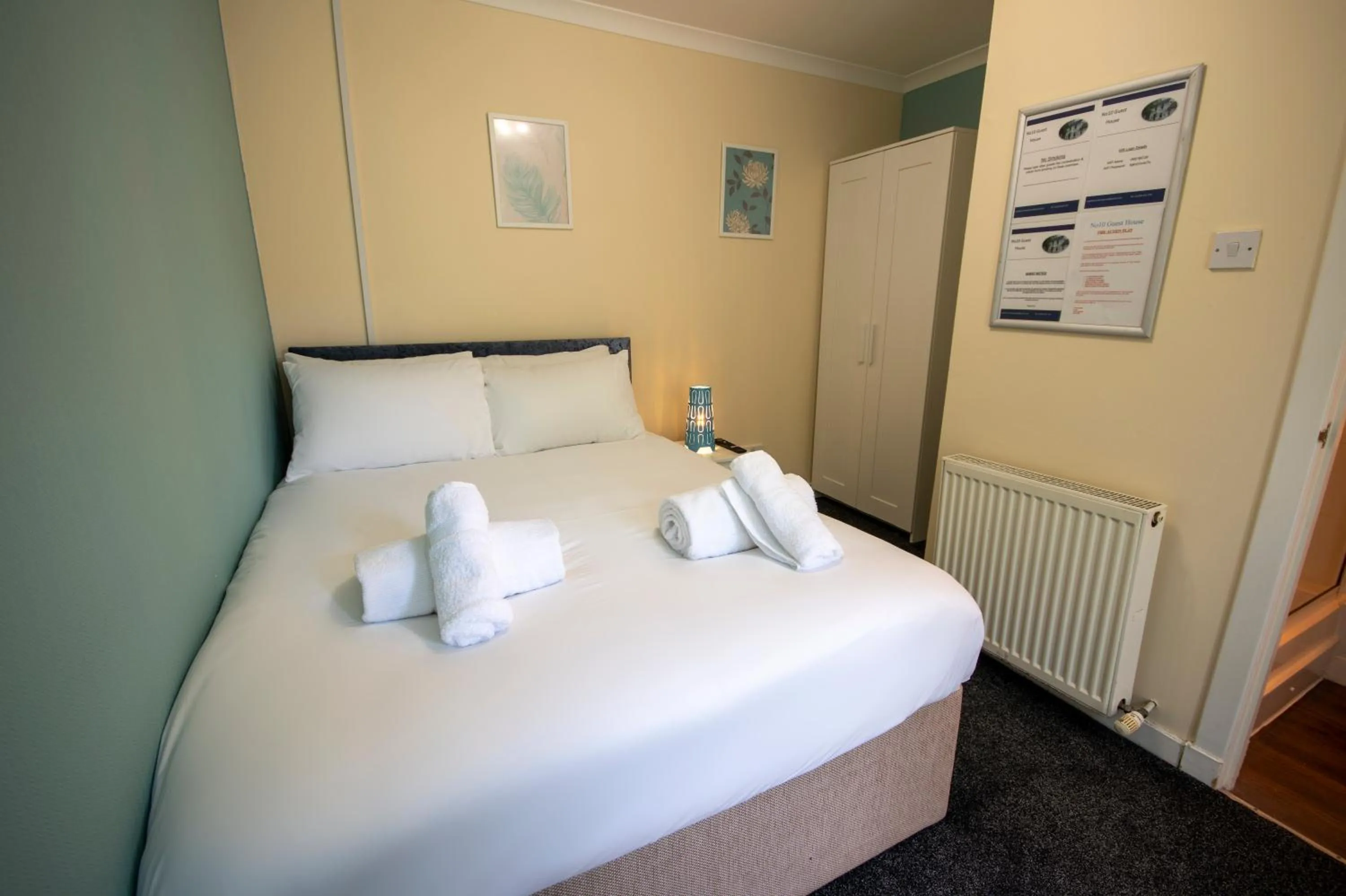 Bed in Irvine Riverside Guesthouse by Paymán Club