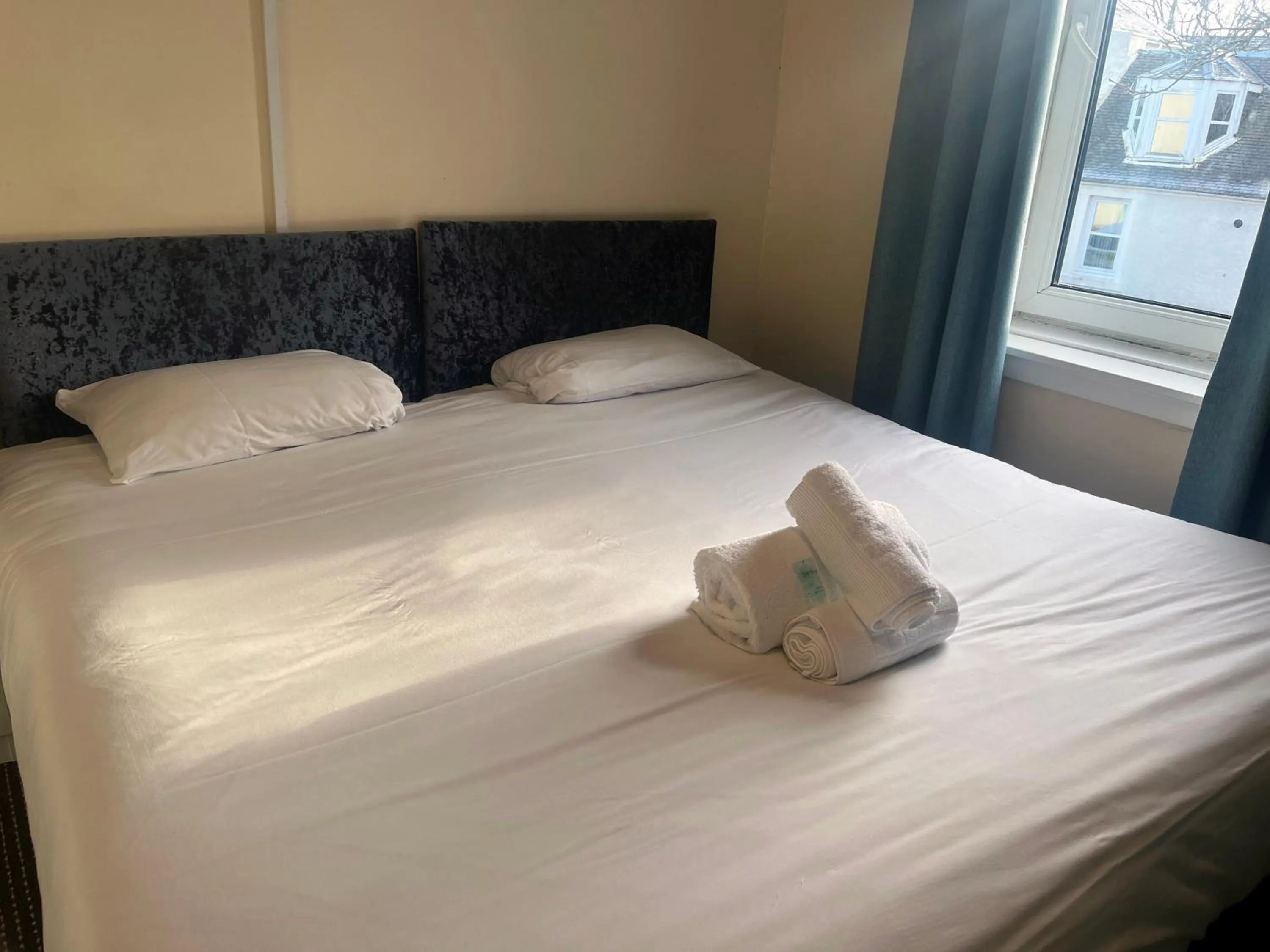 Photo of the whole room, Bed in Irvine Riverside Guesthouse by Paymán Club