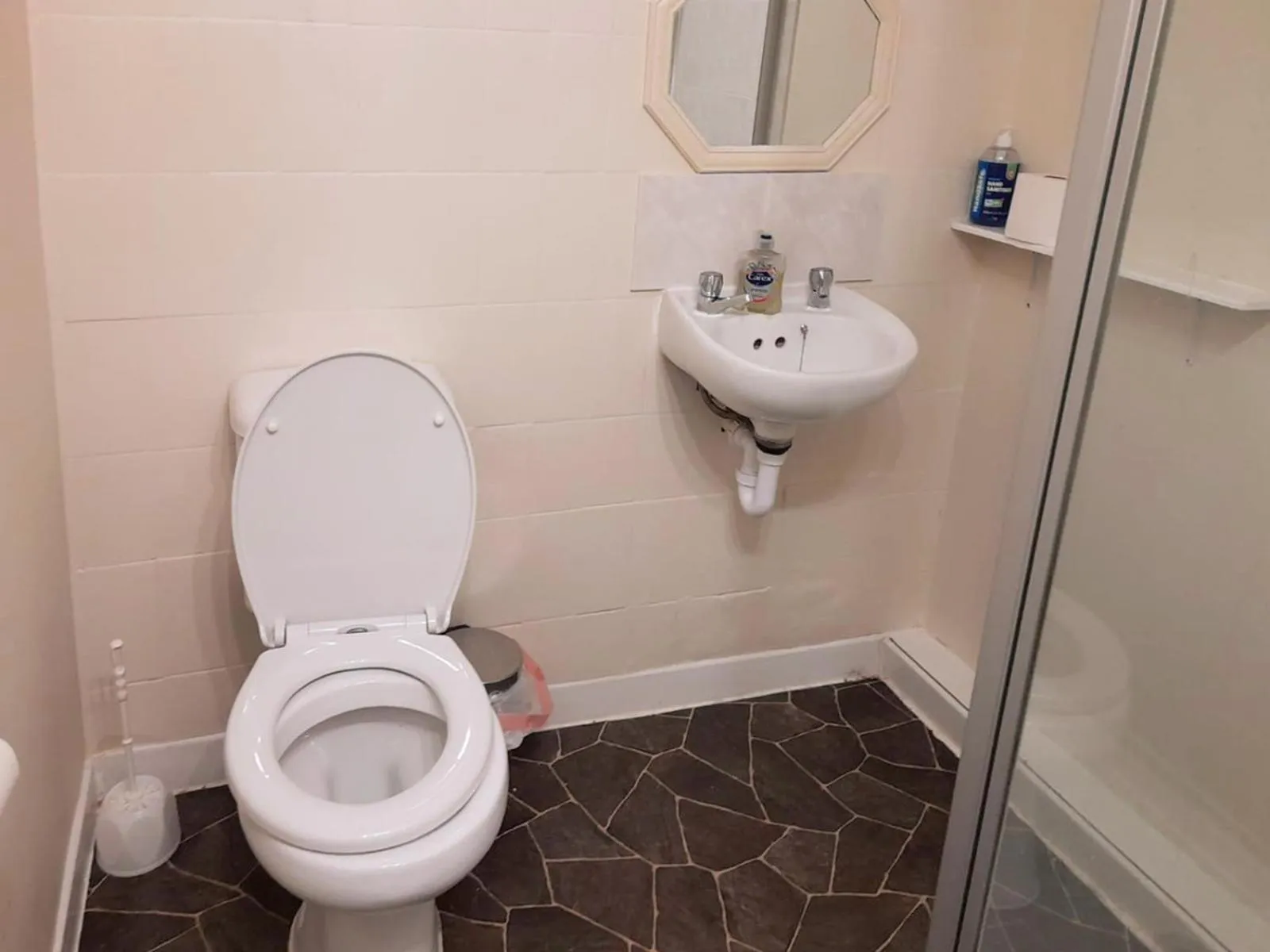 Bathroom in Irvine Riverside Guesthouse by Paymán Club