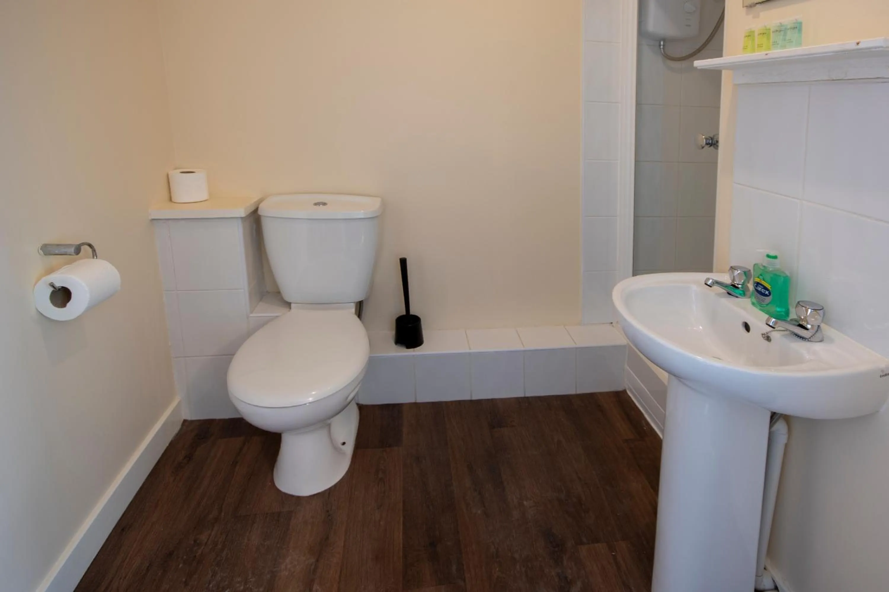 Bathroom in Irvine Riverside Guesthouse by Paymán Club