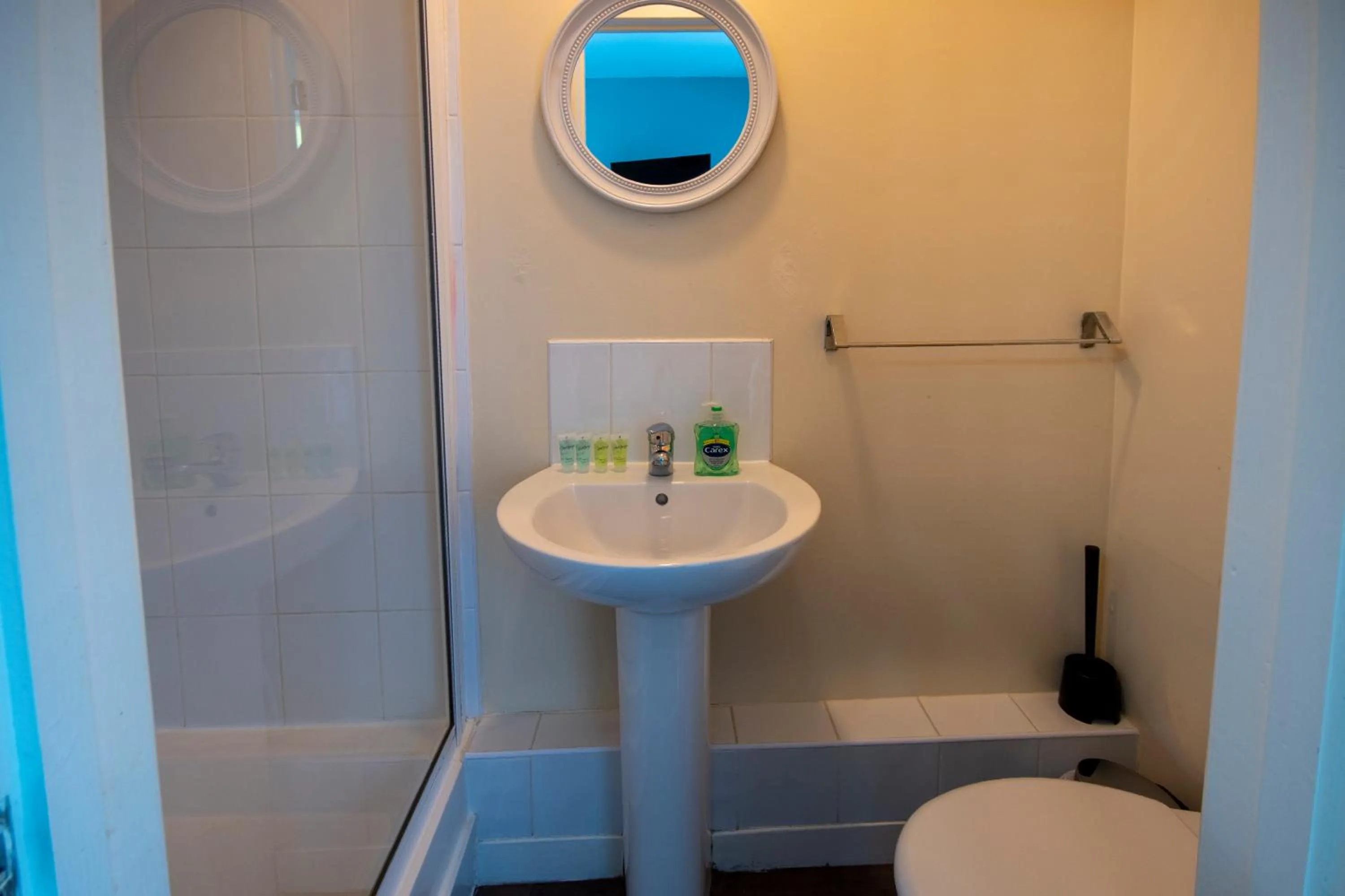 Bathroom in Irvine Riverside Guesthouse by Paymán Club