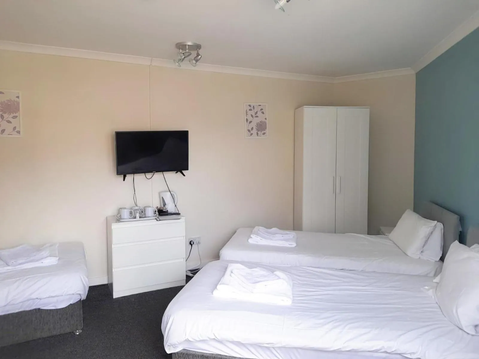 Bed in Irvine Riverside Guesthouse by Paymán Club