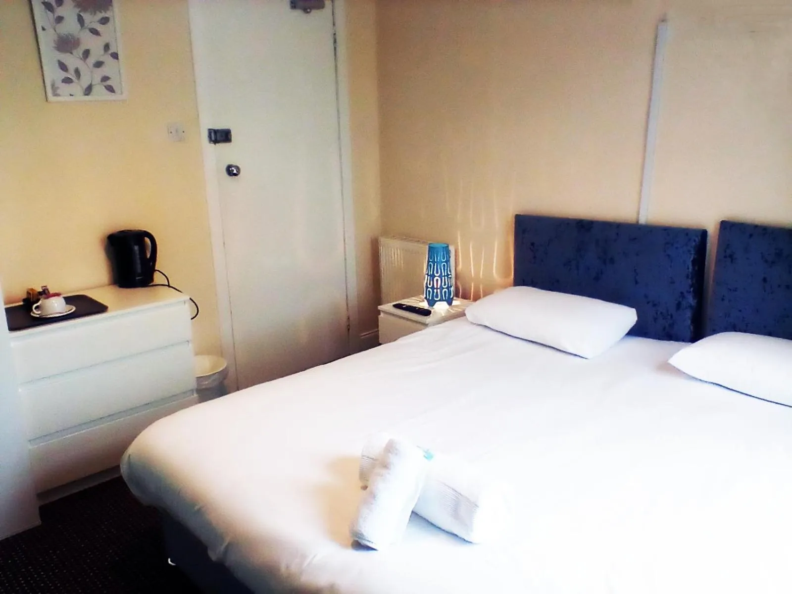 Photo of the whole room, Bed in Irvine Riverside Guesthouse by Paymán Club