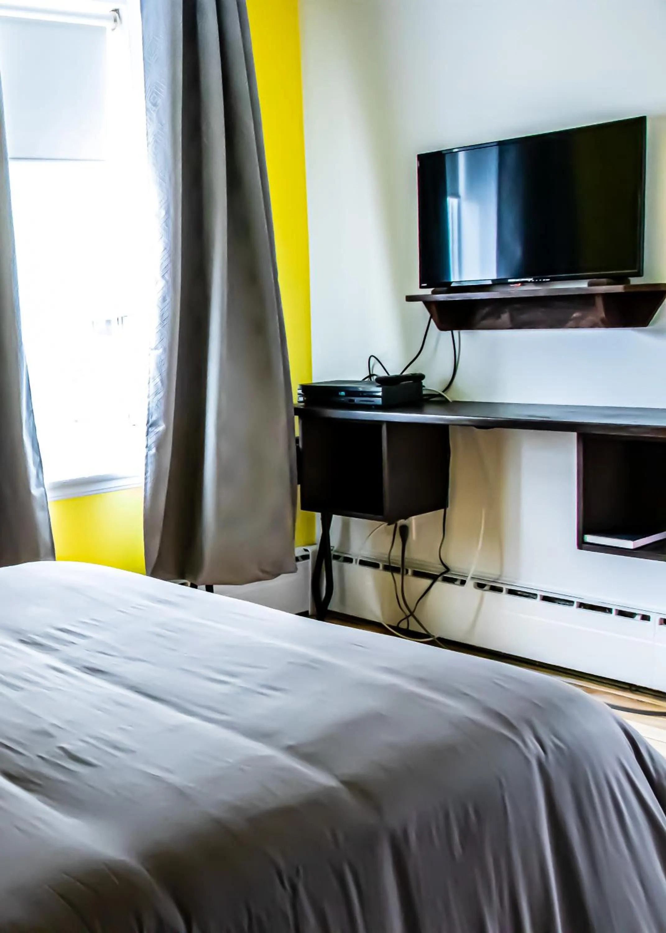 TV and multimedia, Bed in auberge les deux tours