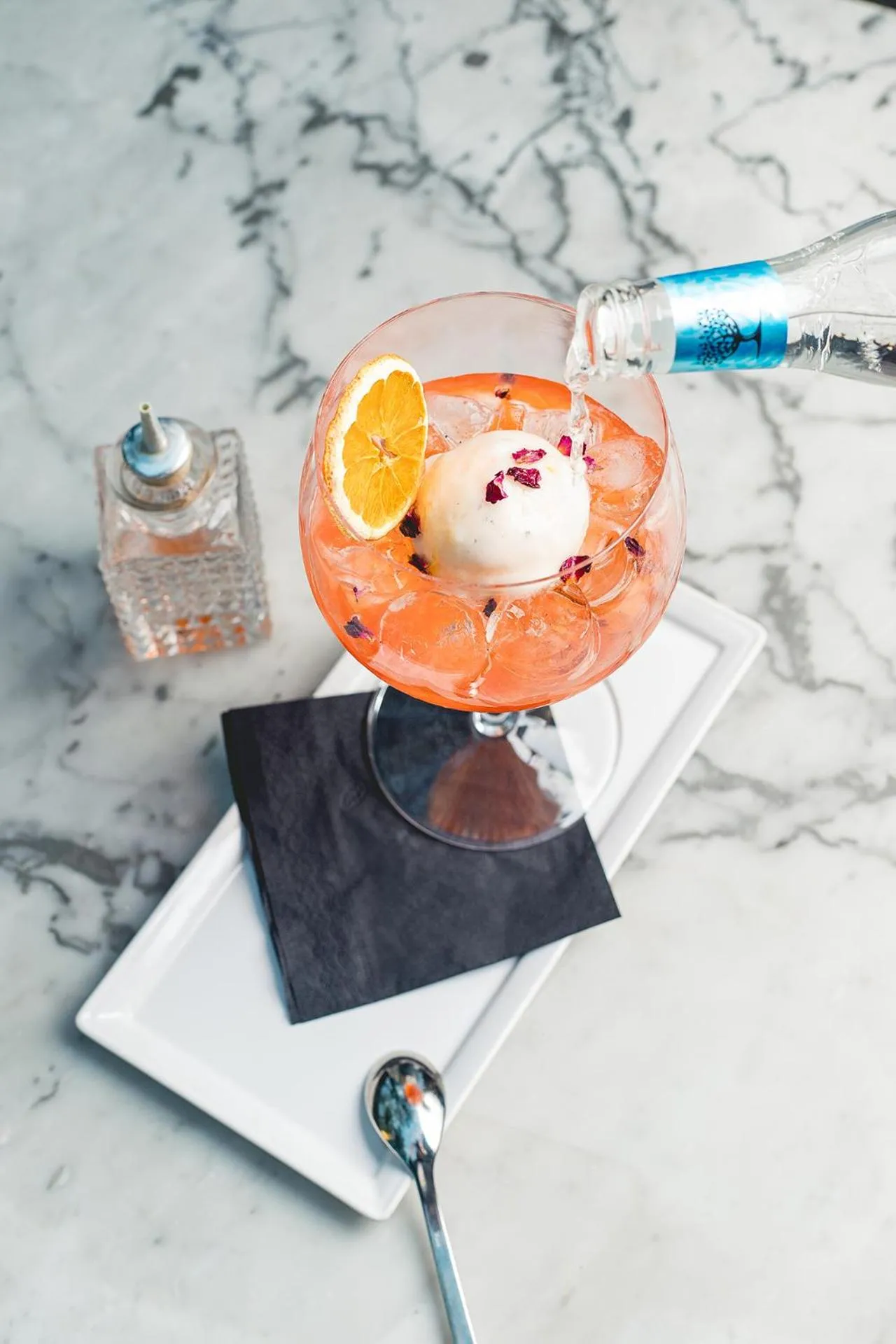 Lounge or bar in InterContinental Budapest by IHG