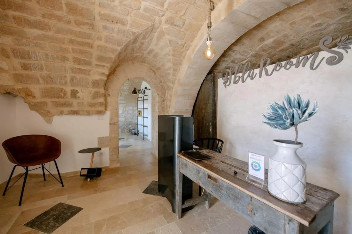Communal lounge/ TV room in IBLA ROOMS