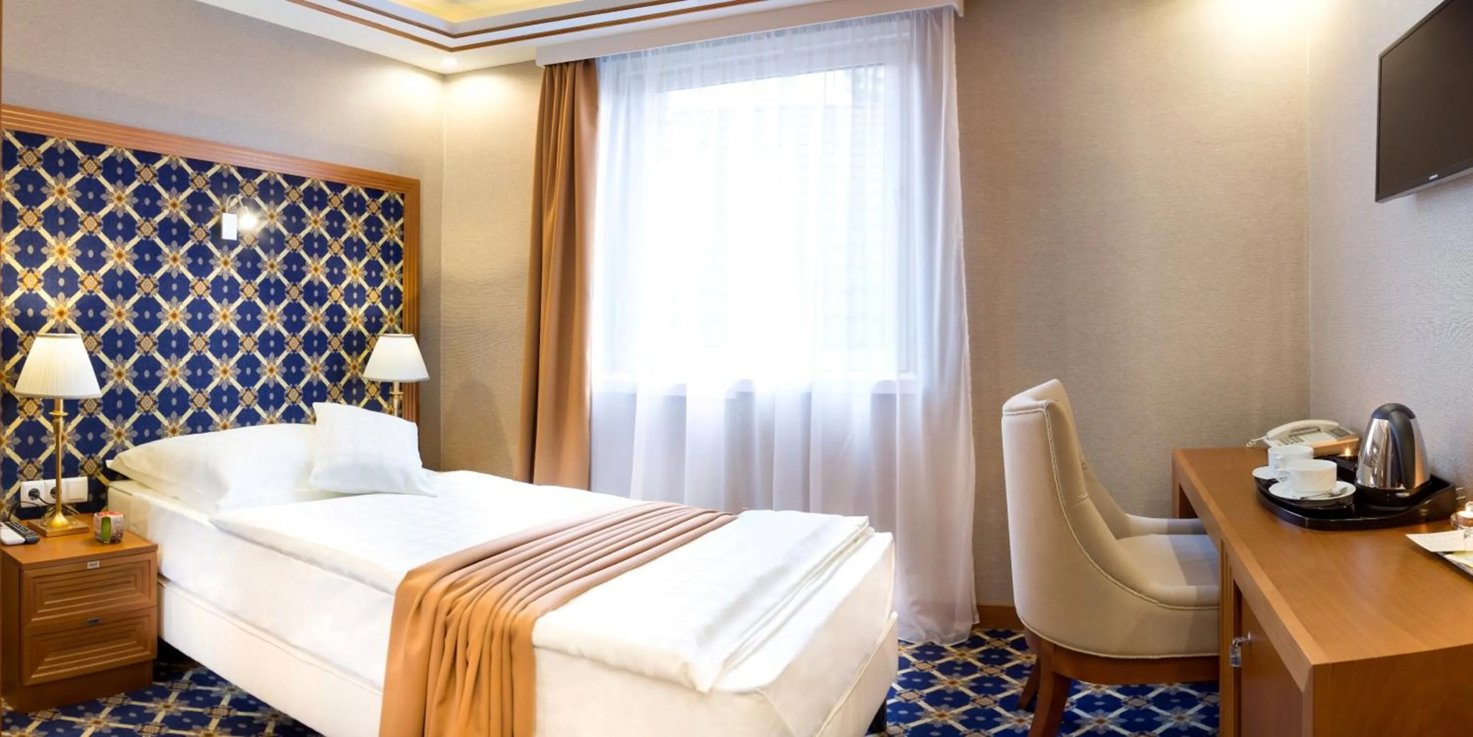 Photo of the whole room, Bed in Hotel Central