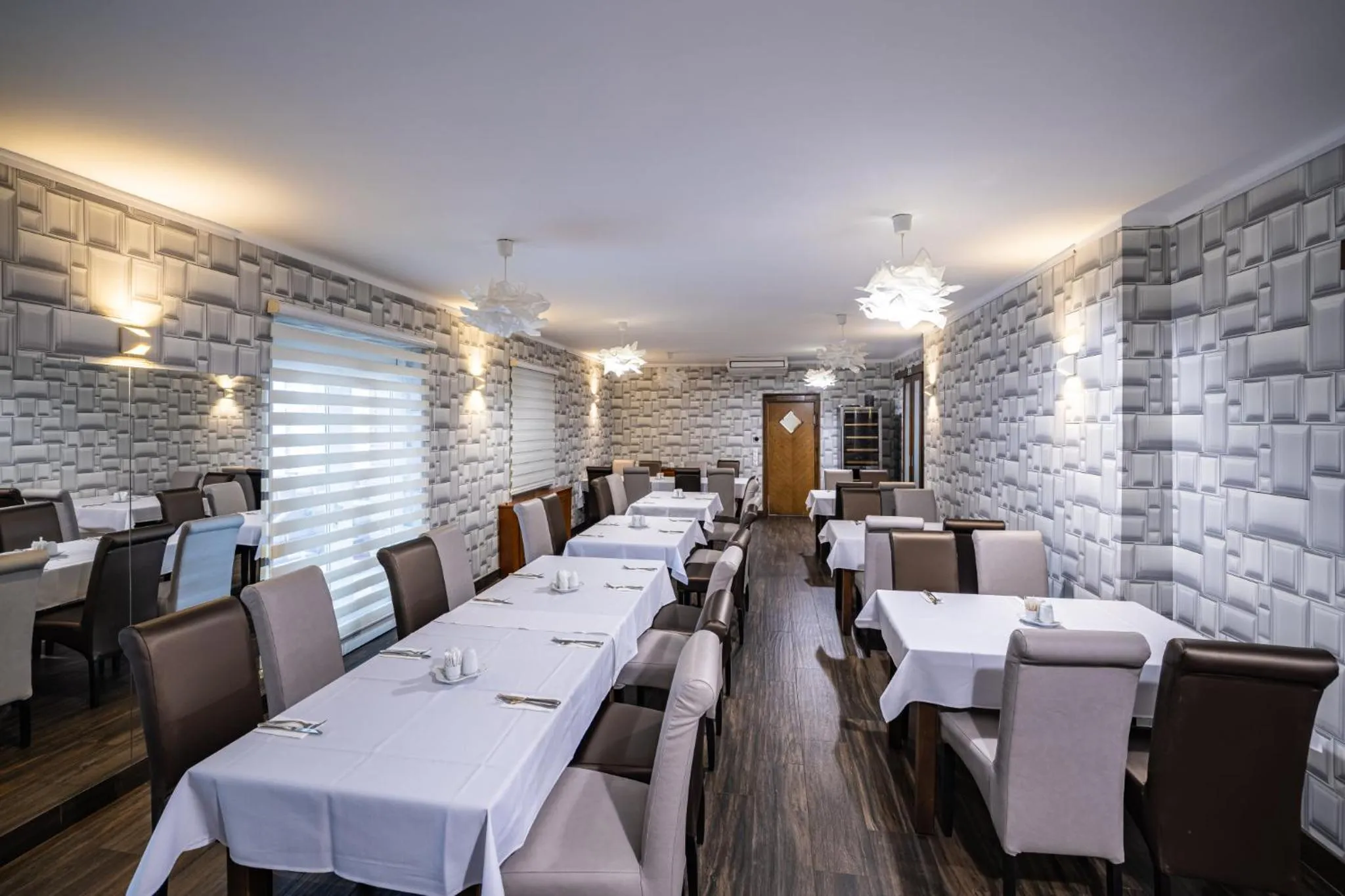 Restaurant/places to eat in Hotel Central