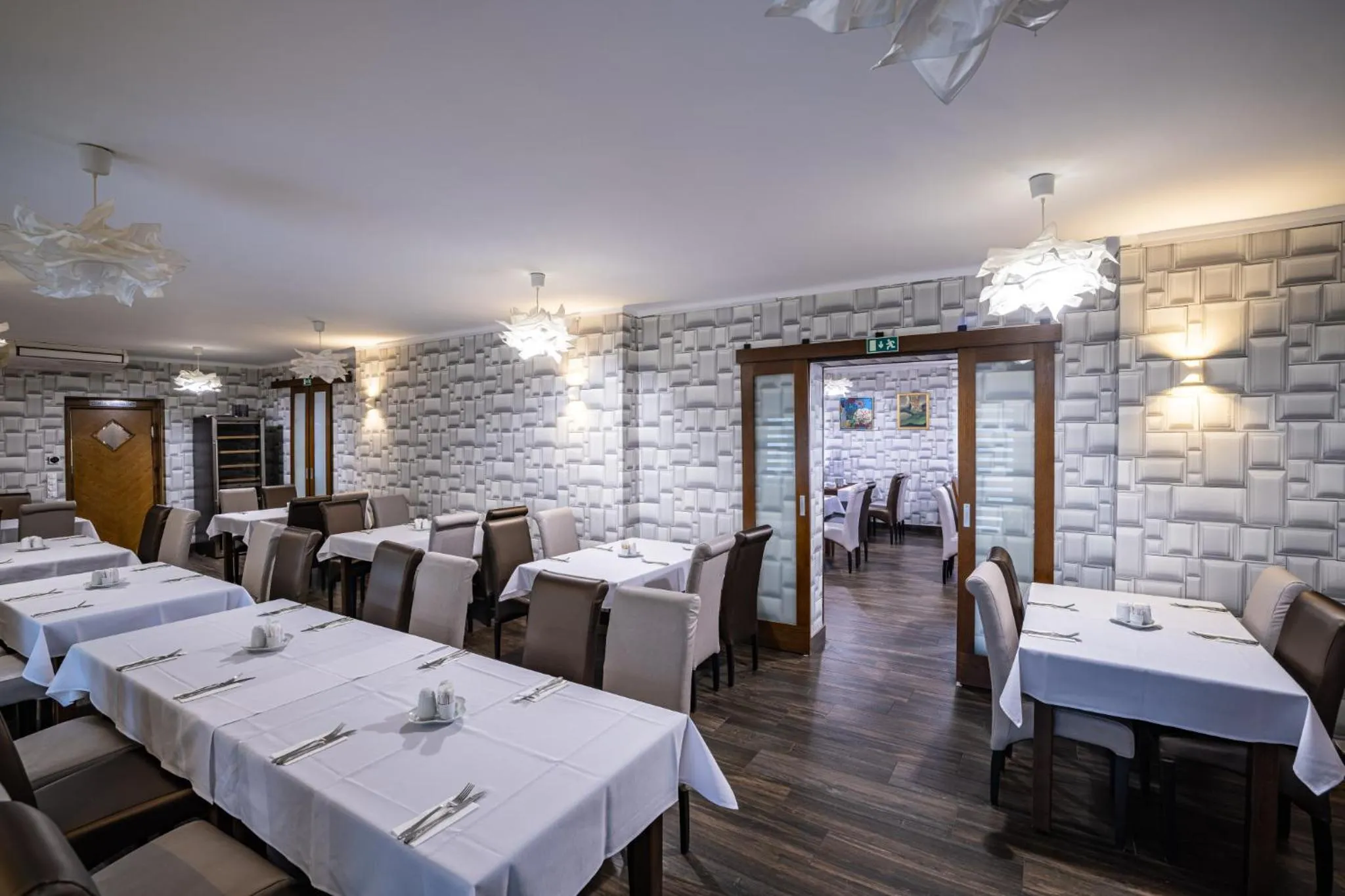 Restaurant/places to eat in Hotel Central