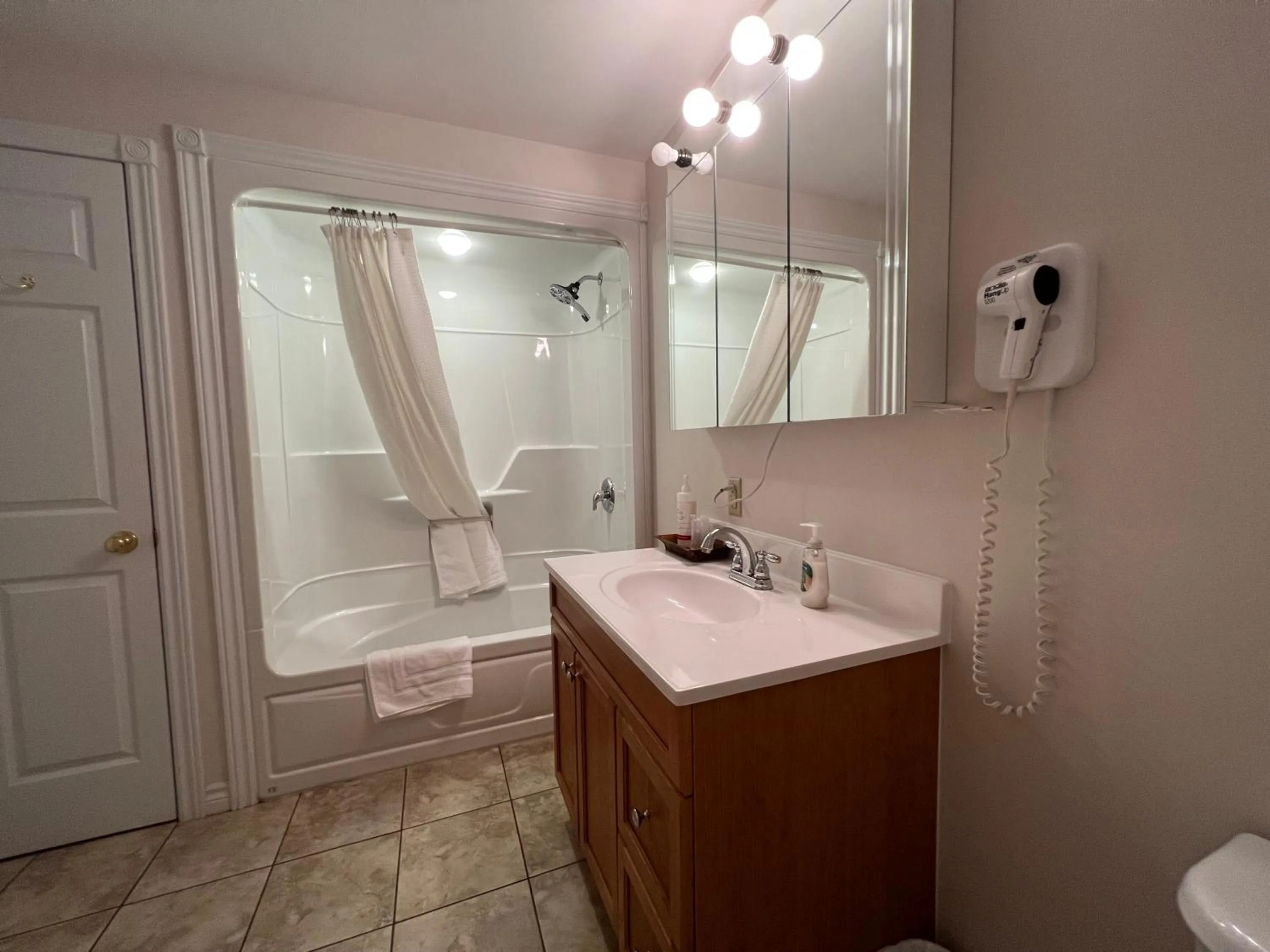 Lee's Ocean Peek B & B